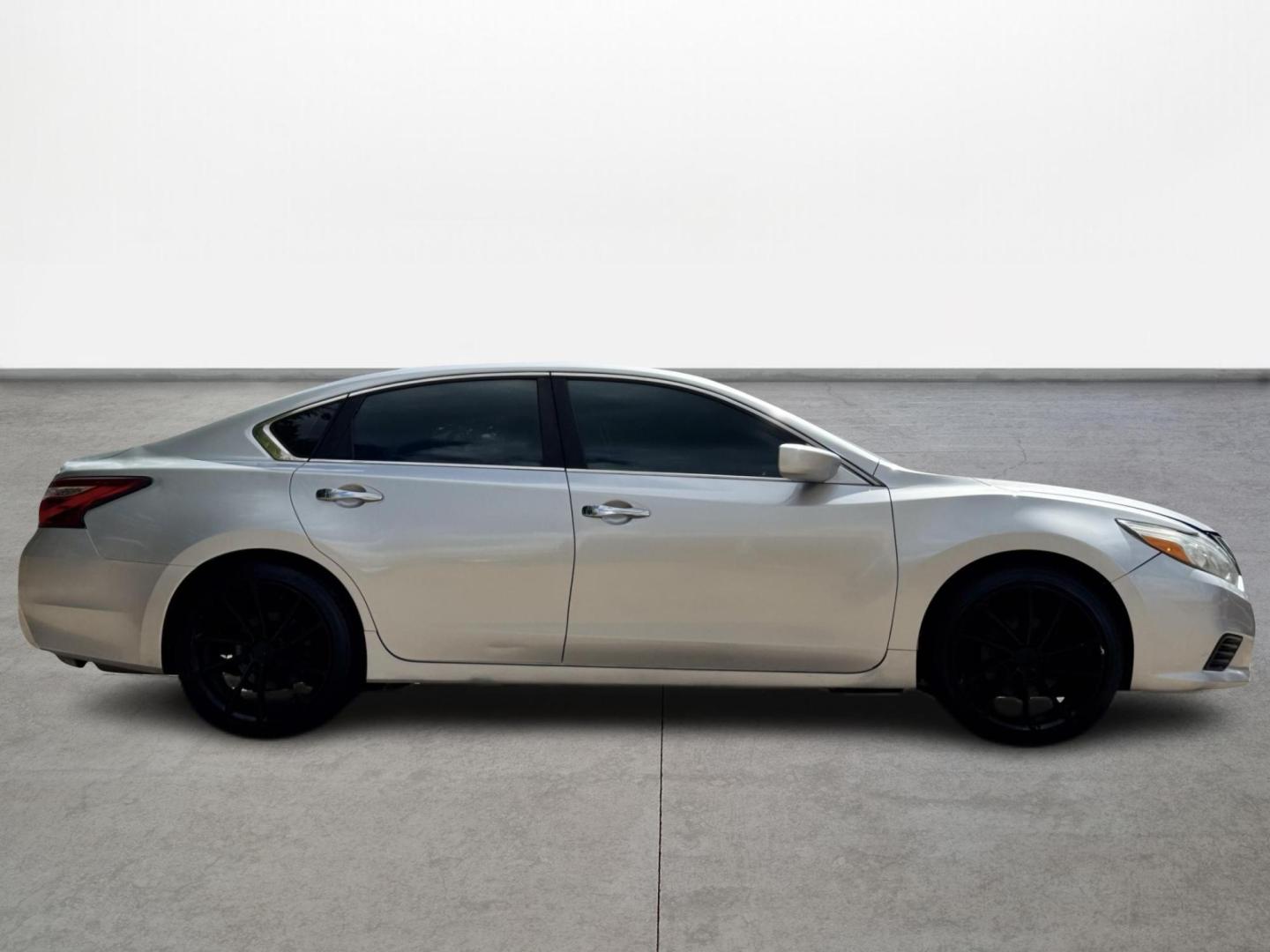 2016 Nissan Altima 2.5 SL (1N4AL3AP5GC) with an 2.5L L4 DOHC 16V engine, CVT transmission, located at 16710 Clay Rd., Houston, TX, 77084, (281) 859-7900, 0.000000, 0.000000 - Photo#2