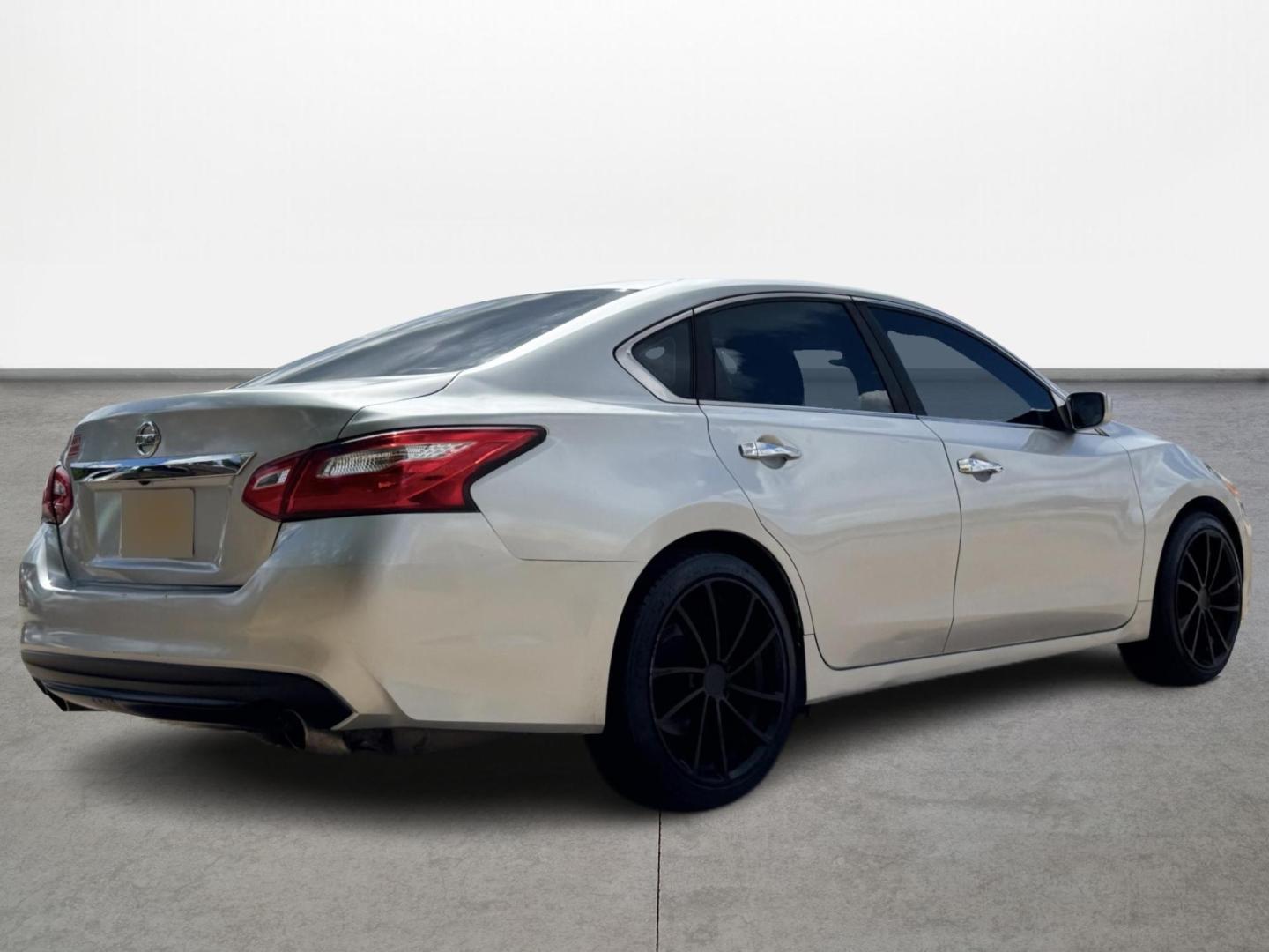 2016 Nissan Altima 2.5 SL (1N4AL3AP5GC) with an 2.5L L4 DOHC 16V engine, CVT transmission, located at 16710 Clay Rd., Houston, TX, 77084, (281) 859-7900, 0.000000, 0.000000 - Photo#3