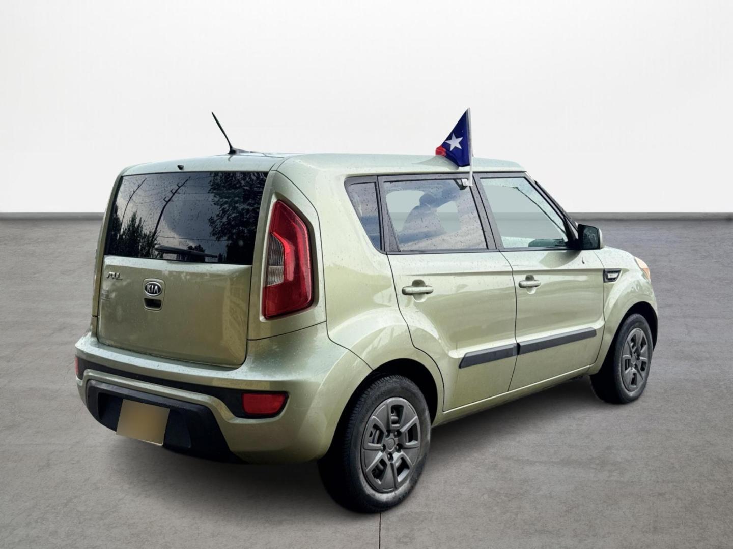 2012 Kia Soul Base (KNDJT2A53C7) with an 1.6L L4 DOHC 16V engine, 5-Speed Manual transmission, located at 16710 Clay Rd., Houston, TX, 77084, (281) 859-7900, 0.000000, 0.000000 - Photo#4