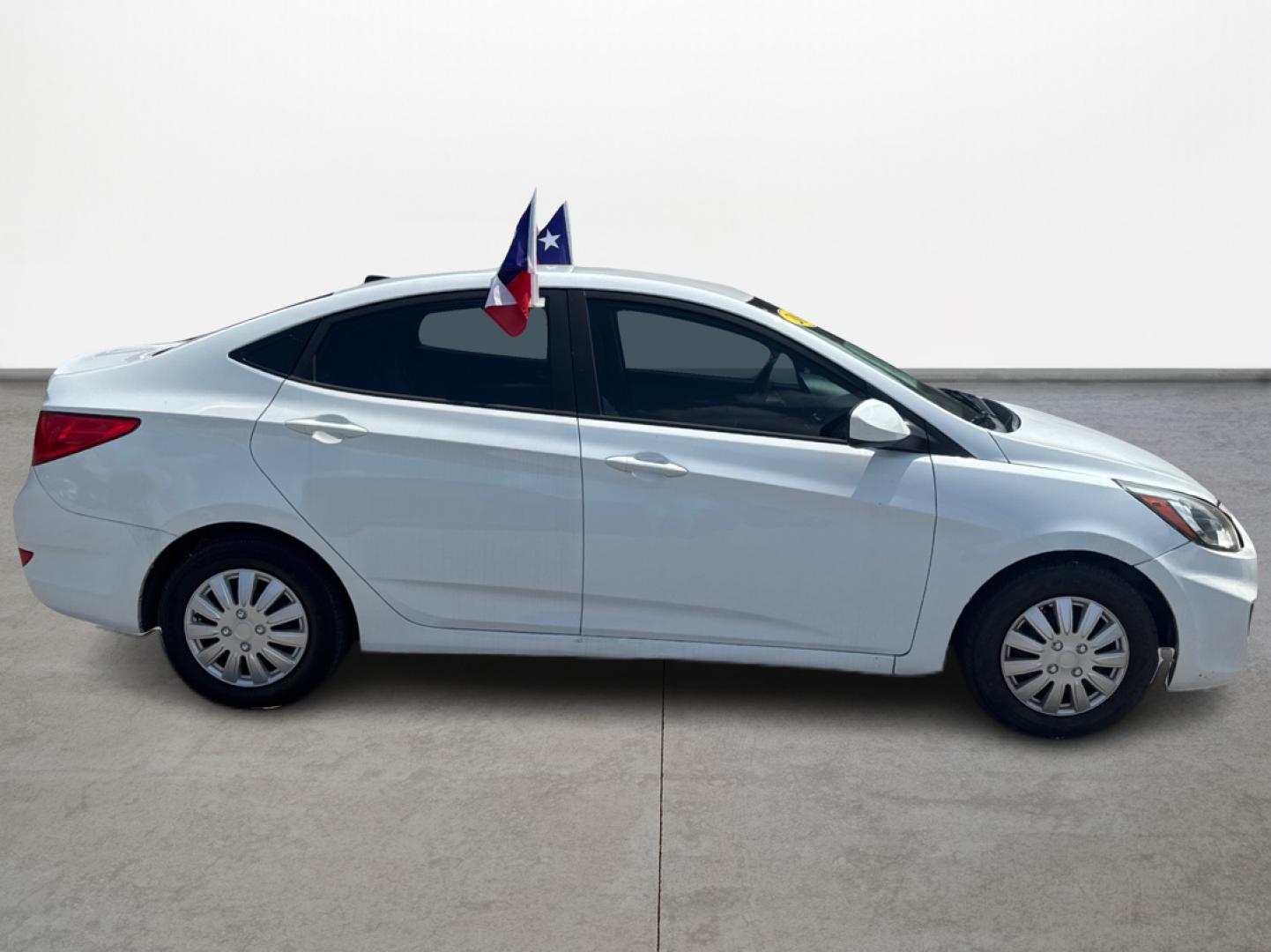 2017 Hyundai Accent SE 4-Door 6M (KMHCT4AE5HU) with an 1.6L L4 DOHC 16V engine, 6M transmission, located at 16710 Clay Rd., Houston, TX, 77084, (281) 859-7900, 0.000000, 0.000000 - Photo#3