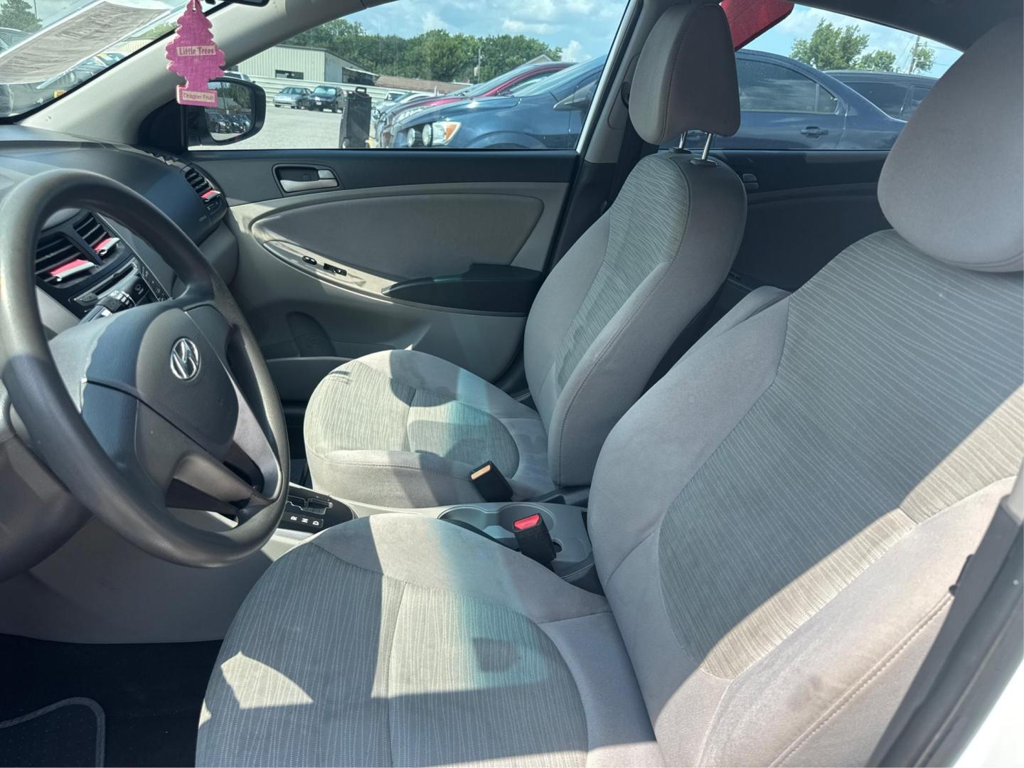 2017 Hyundai Accent SE 4-Door 6M (KMHCT4AE5HU) with an 1.6L L4 DOHC 16V engine, 6M transmission, located at 16710 Clay Rd., Houston, TX, 77084, (281) 859-7900, 0.000000, 0.000000 - Photo#8
