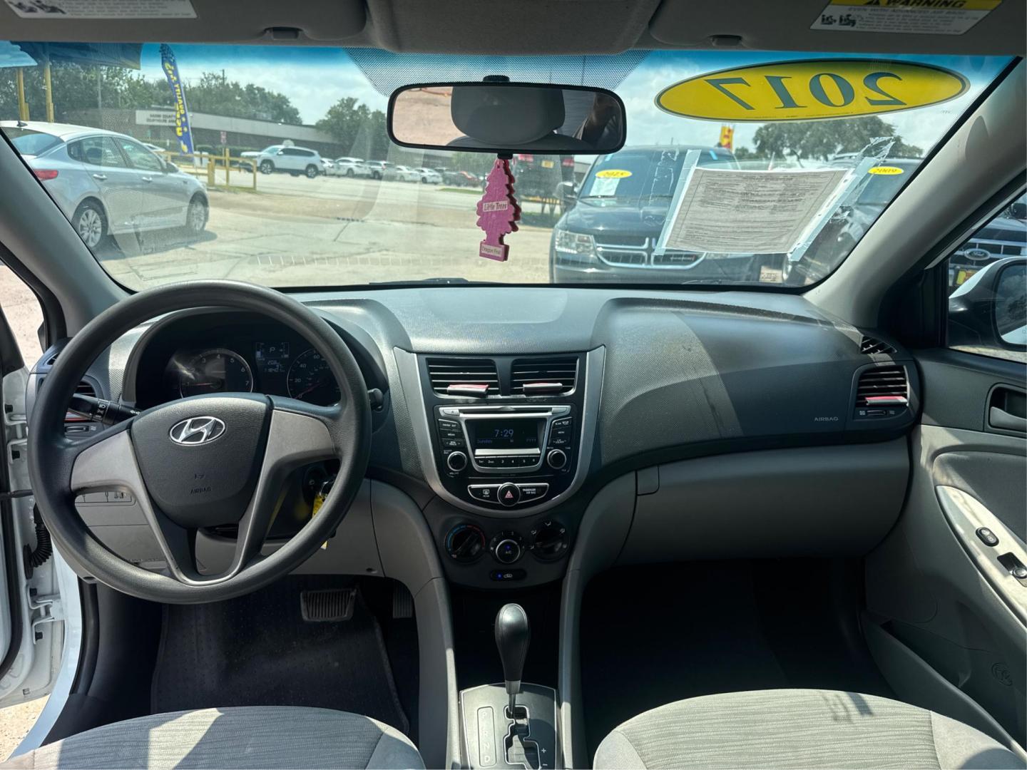 2017 Hyundai Accent SE 4-Door 6M (KMHCT4AE5HU) with an 1.6L L4 DOHC 16V engine, 6M transmission, located at 16710 Clay Rd., Houston, TX, 77084, (281) 859-7900, 0.000000, 0.000000 - Photo#10