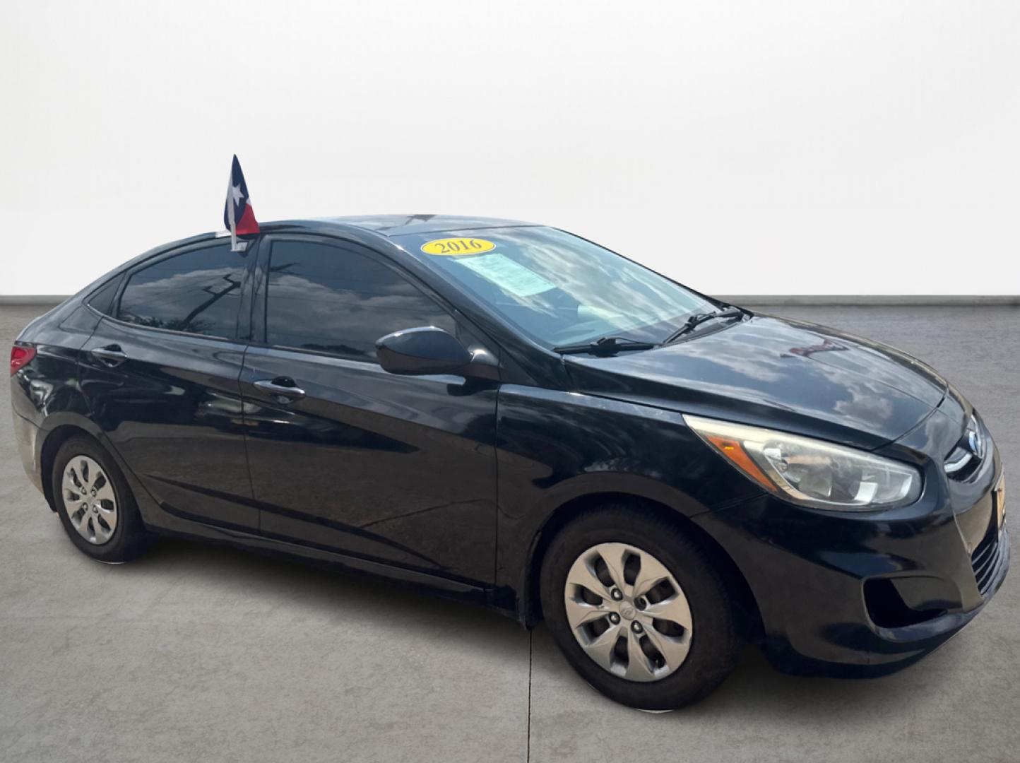 2016 Hyundai Accent SE 4-Door 6A (KMHCT4AE9GU) with an 1.6L L4 DOHC 16V engine, 6A transmission, located at 16710 Clay Rd., Houston, TX, 77084, (281) 859-7900, 0.000000, 0.000000 - Photo#2