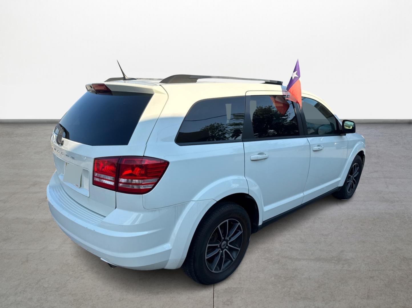 2018 Dodge Journey SE (3C4PDCAB6JT) with an 2.4L L4 DOHC 16V engine, 4A transmission, located at 16710 Clay Rd., Houston, TX, 77084, (281) 859-7900, 0.000000, 0.000000 - Photo#4