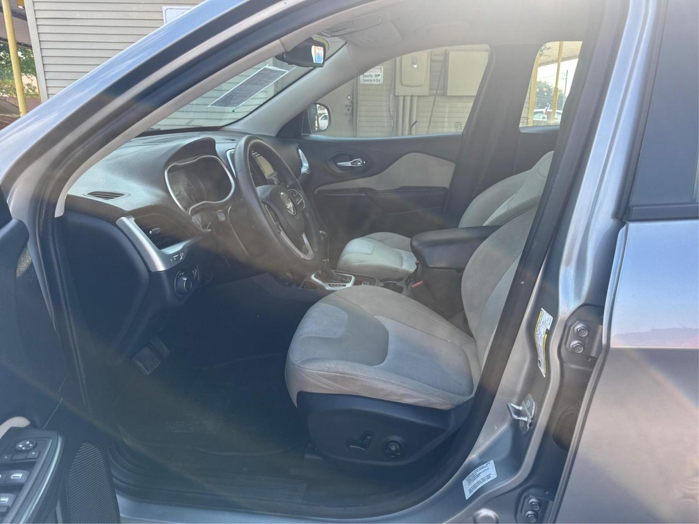 2016 Jeep Cherokee Sport FWD (1C4PJLAB5GW) with an 2.4L L4 DOHC 16V engine, 9A transmission, located at 16710 Clay Rd., Houston, TX, 77084, (281) 859-7900, 0.000000, 0.000000 - Photo#8