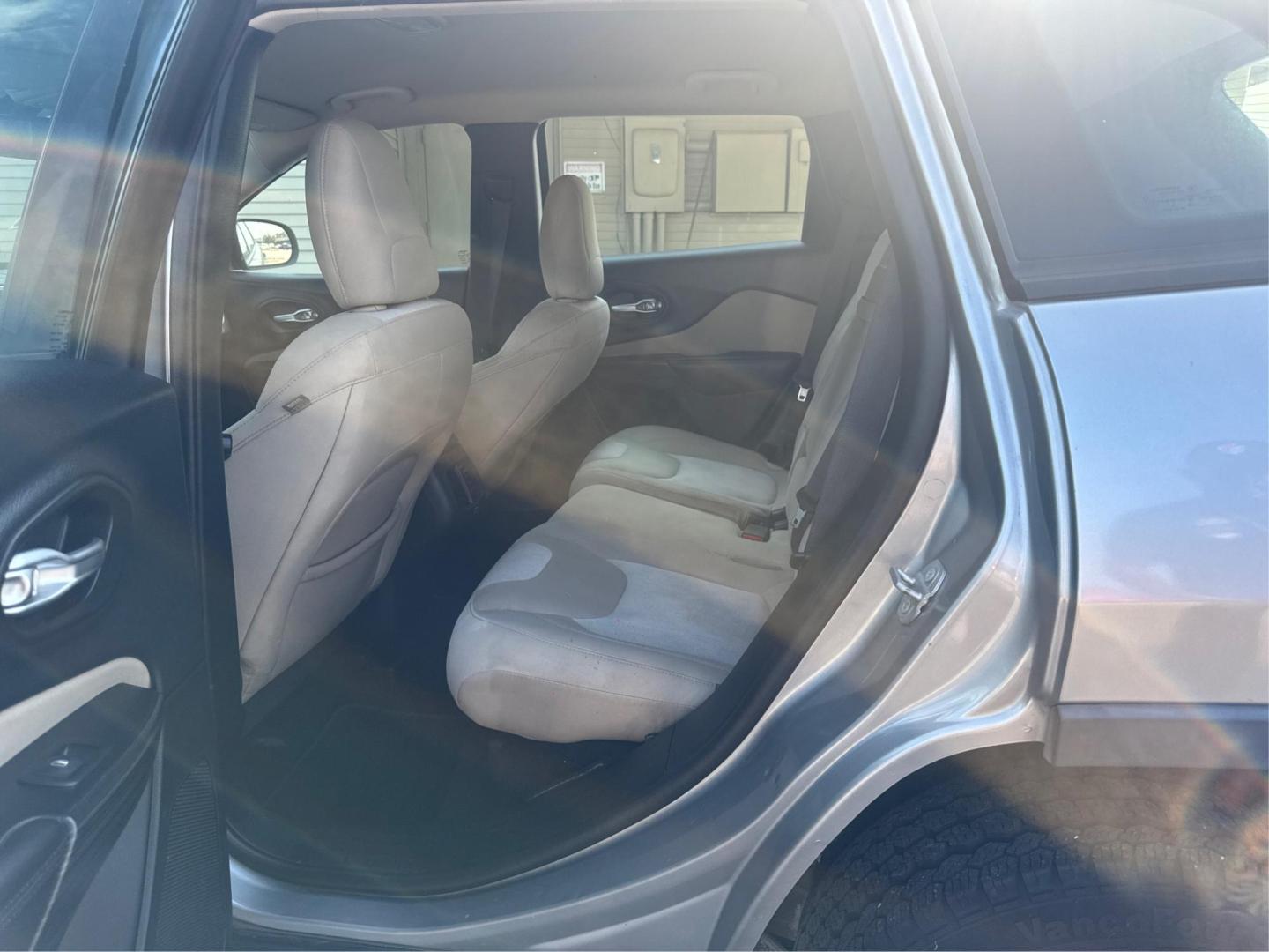 2016 Jeep Cherokee Sport FWD (1C4PJLAB5GW) with an 2.4L L4 DOHC 16V engine, 9A transmission, located at 16710 Clay Rd., Houston, TX, 77084, (281) 859-7900, 0.000000, 0.000000 - Photo#9