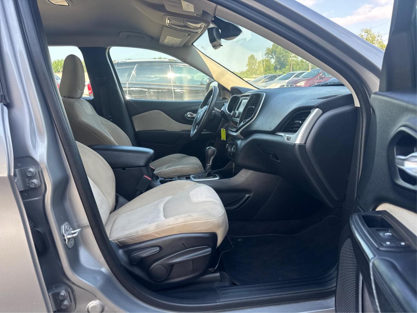 2016 Jeep Cherokee Sport FWD (1C4PJLAB5GW) with an 2.4L L4 DOHC 16V engine, 9A transmission, located at 16710 Clay Rd., Houston, TX, 77084, (281) 859-7900, 0.000000, 0.000000 - Photo#11