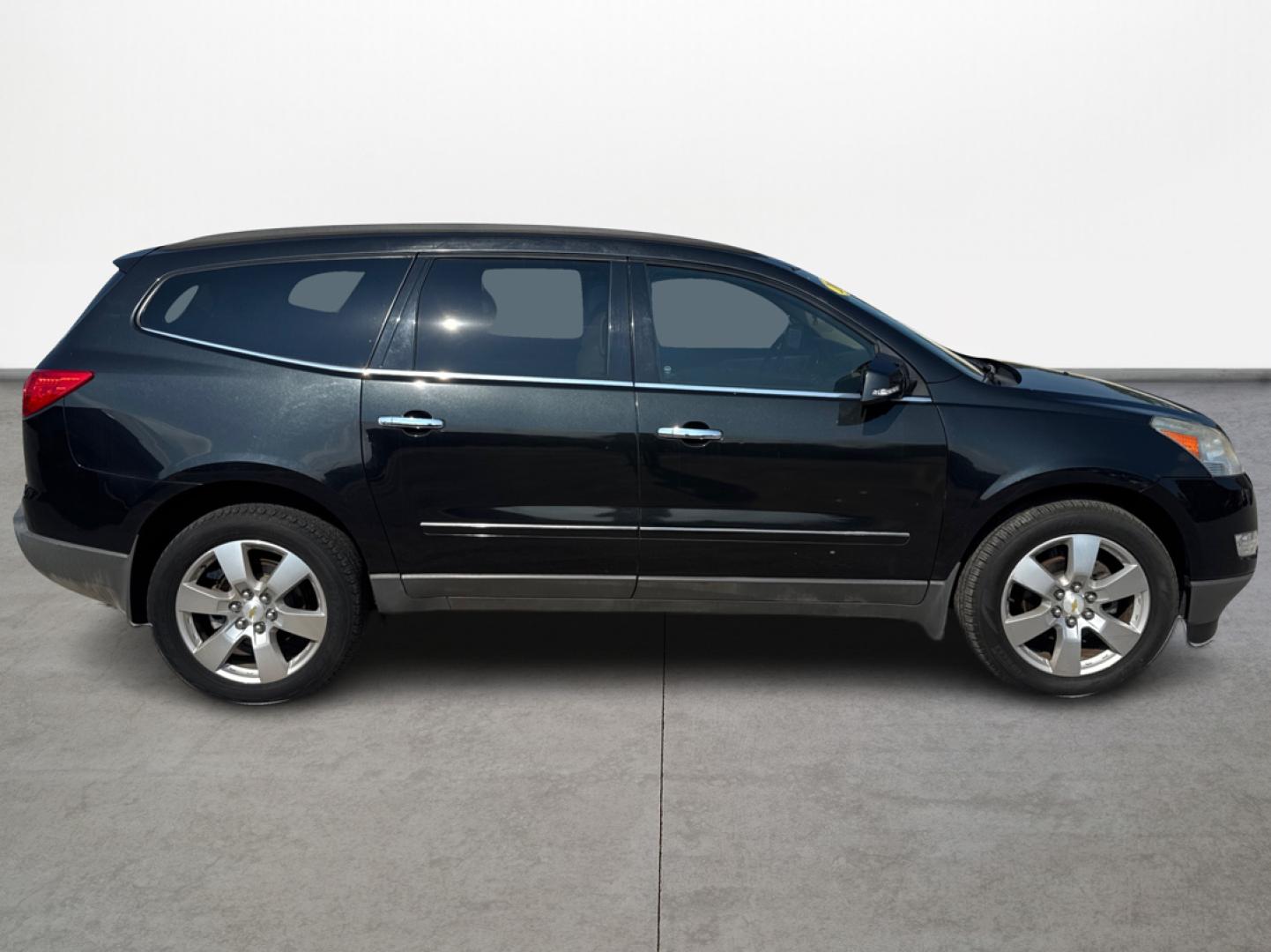 2012 Chevrolet Traverse LTZ FWD (1GNKRLED3CJ) with an 3.6L V6 DOHC 24V engine, 6-Speed Automatic transmission, located at 16710 Clay Rd., Houston, TX, 77084, (281) 859-7900, 0.000000, 0.000000 - Photo#3