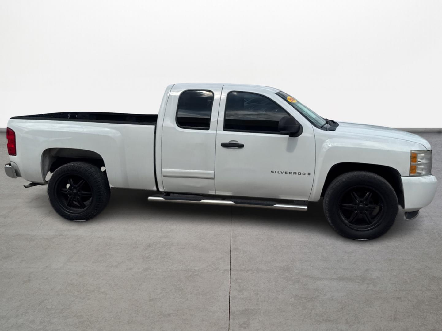 2008 Chevrolet Silverado 1500 LT1 Ext. Cab Long Box 2WD (2GCEC19J181) with an 5.3L V8 OHV 16V engine, 4-Speed Automatic Overdrive transmission, located at 16710 Clay Rd., Houston, TX, 77084, (281) 859-7900, 0.000000, 0.000000 - Photo#3
