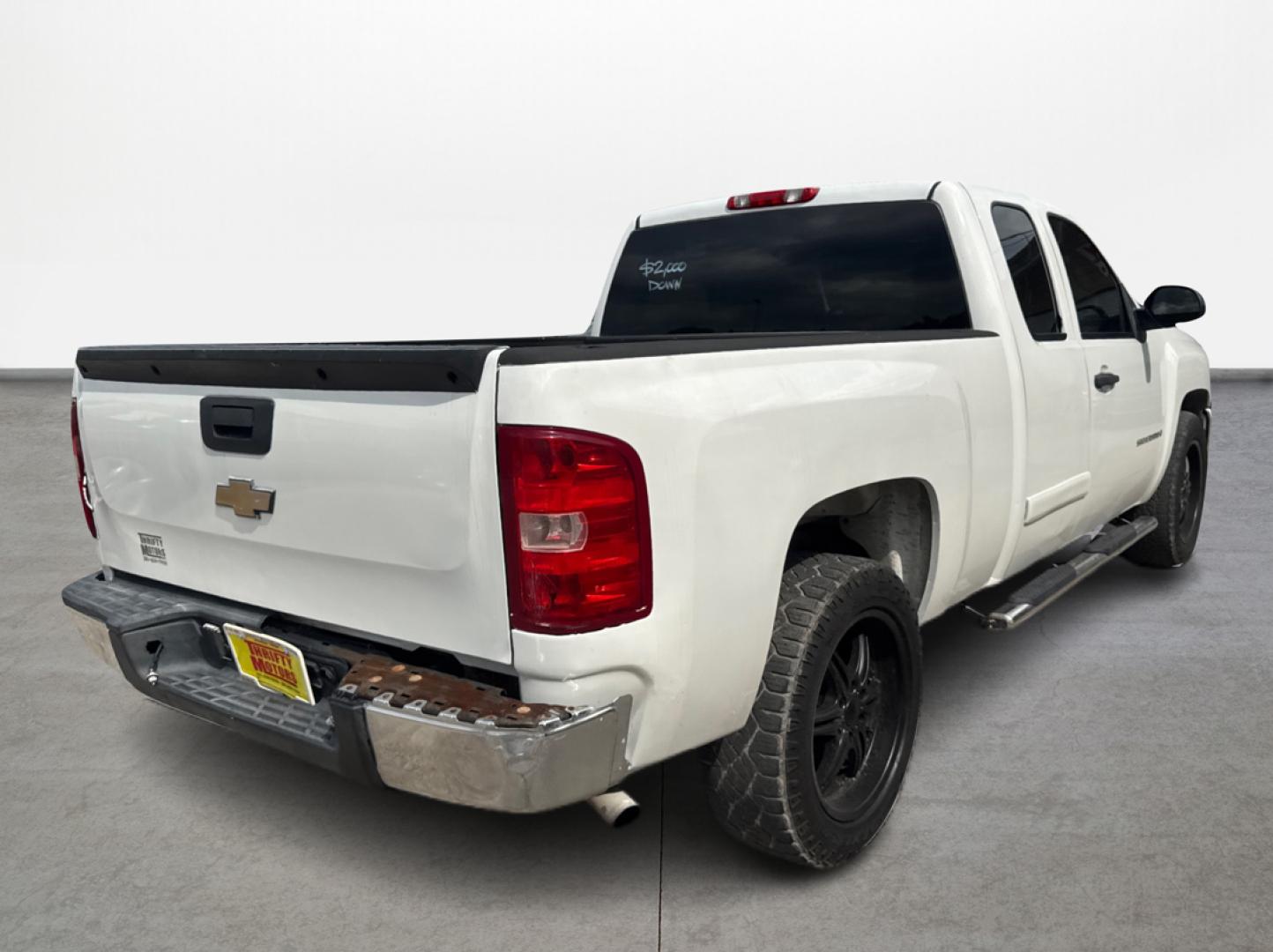 2008 Chevrolet Silverado 1500 LT1 Ext. Cab Long Box 2WD (2GCEC19J181) with an 5.3L V8 OHV 16V engine, 4-Speed Automatic Overdrive transmission, located at 16710 Clay Rd., Houston, TX, 77084, (281) 859-7900, 0.000000, 0.000000 - Photo#4