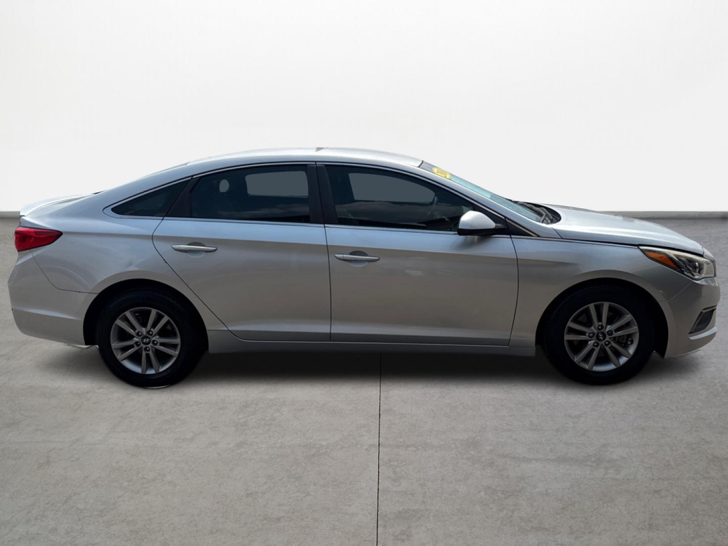 2016 Hyundai Sonata SE (5NPE24AF5GH) with an 2.4L L4 DOHC 16V engine, 7A transmission, located at 16710 Clay Rd., Houston, TX, 77084, (281) 859-7900, 0.000000, 0.000000 - Photo#3