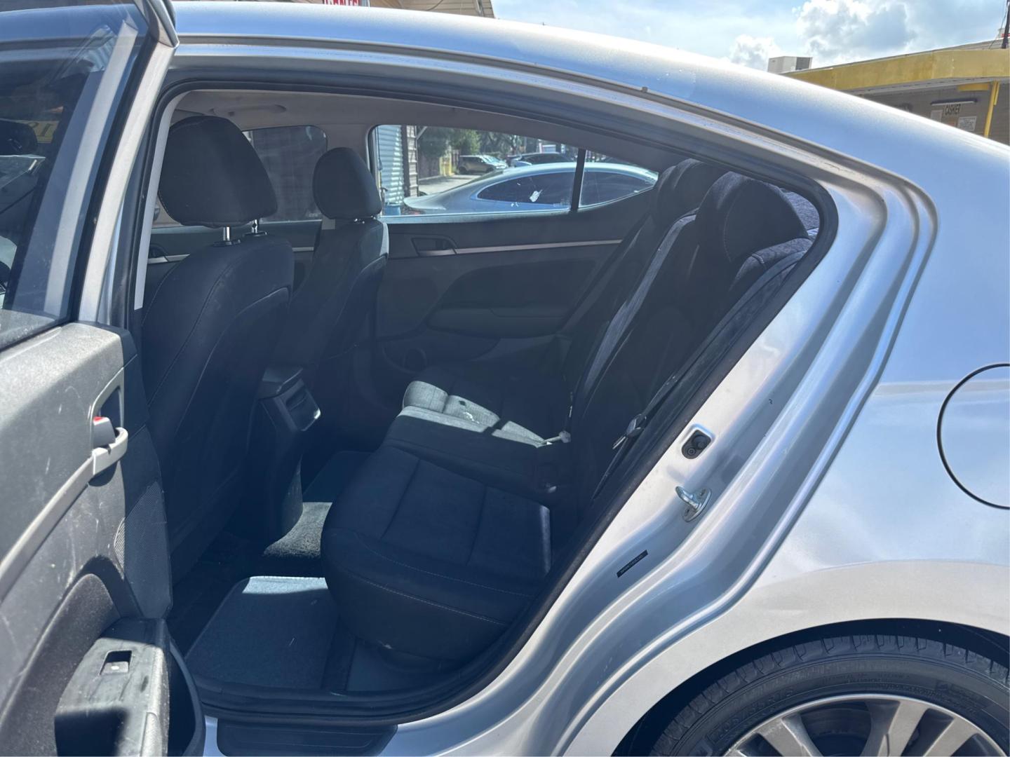 2018 Hyundai Elantra Limited (5NPD84LF1JH) with an 1.8L L4 DOHC 16V engine, 6A transmission, located at 16710 Clay Rd., Houston, TX, 77084, (281) 859-7900, 0.000000, 0.000000 - Photo#9