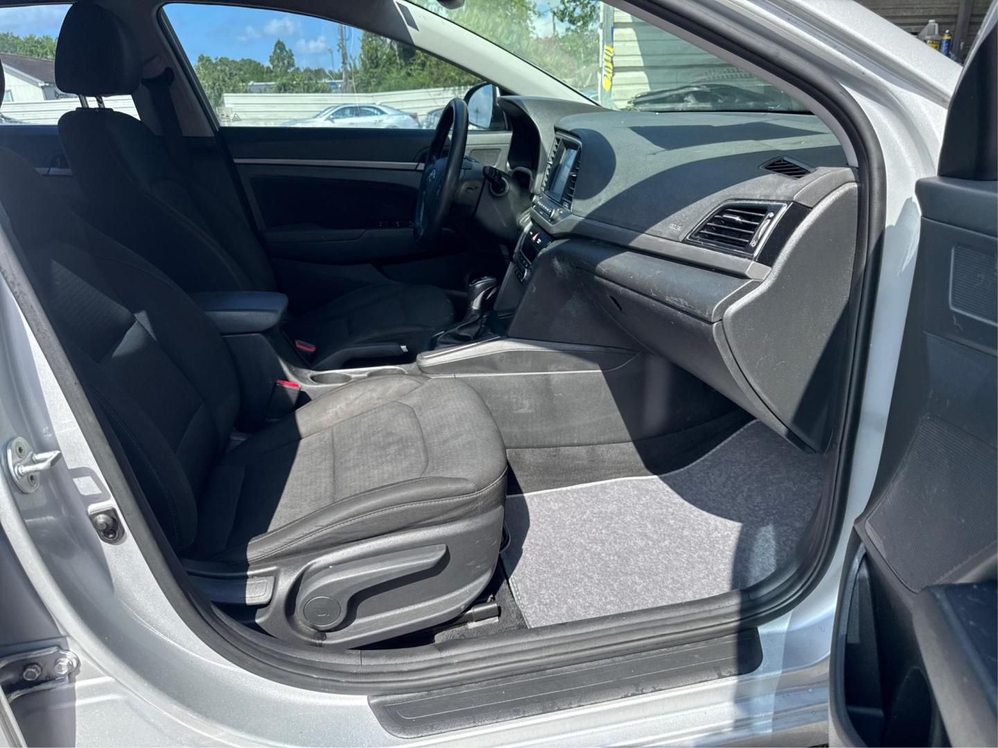 2018 Hyundai Elantra Limited (5NPD84LF1JH) with an 1.8L L4 DOHC 16V engine, 6A transmission, located at 16710 Clay Rd., Houston, TX, 77084, (281) 859-7900, 0.000000, 0.000000 - Photo#10