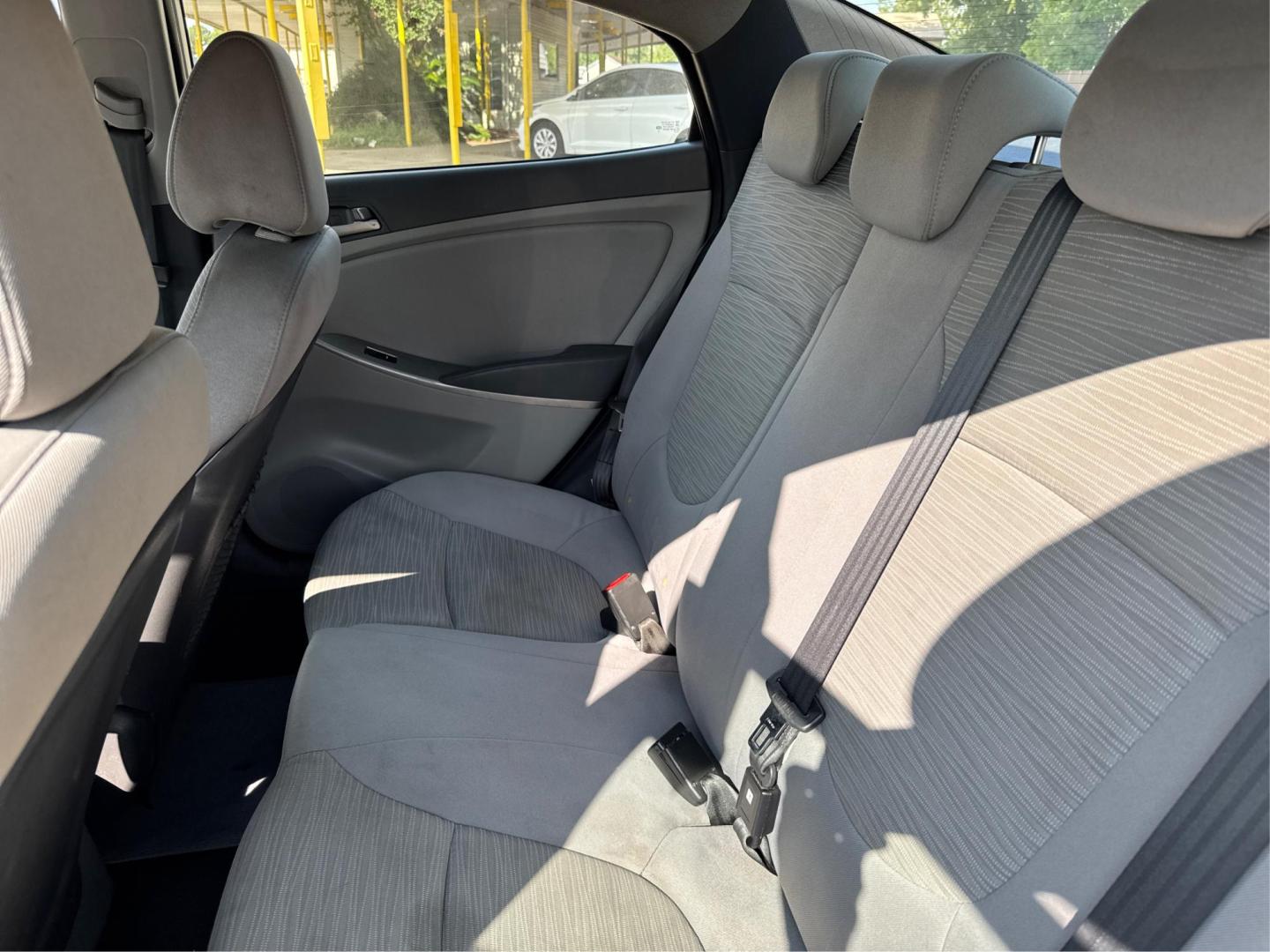 2017 Hyundai Accent SE 4-Door 6M (KMHCT4AE7HU) with an 1.6L L4 DOHC 16V engine, 6M transmission, located at 16710 Clay Rd., Houston, TX, 77084, (281) 859-7900, 0.000000, 0.000000 - Photo#9
