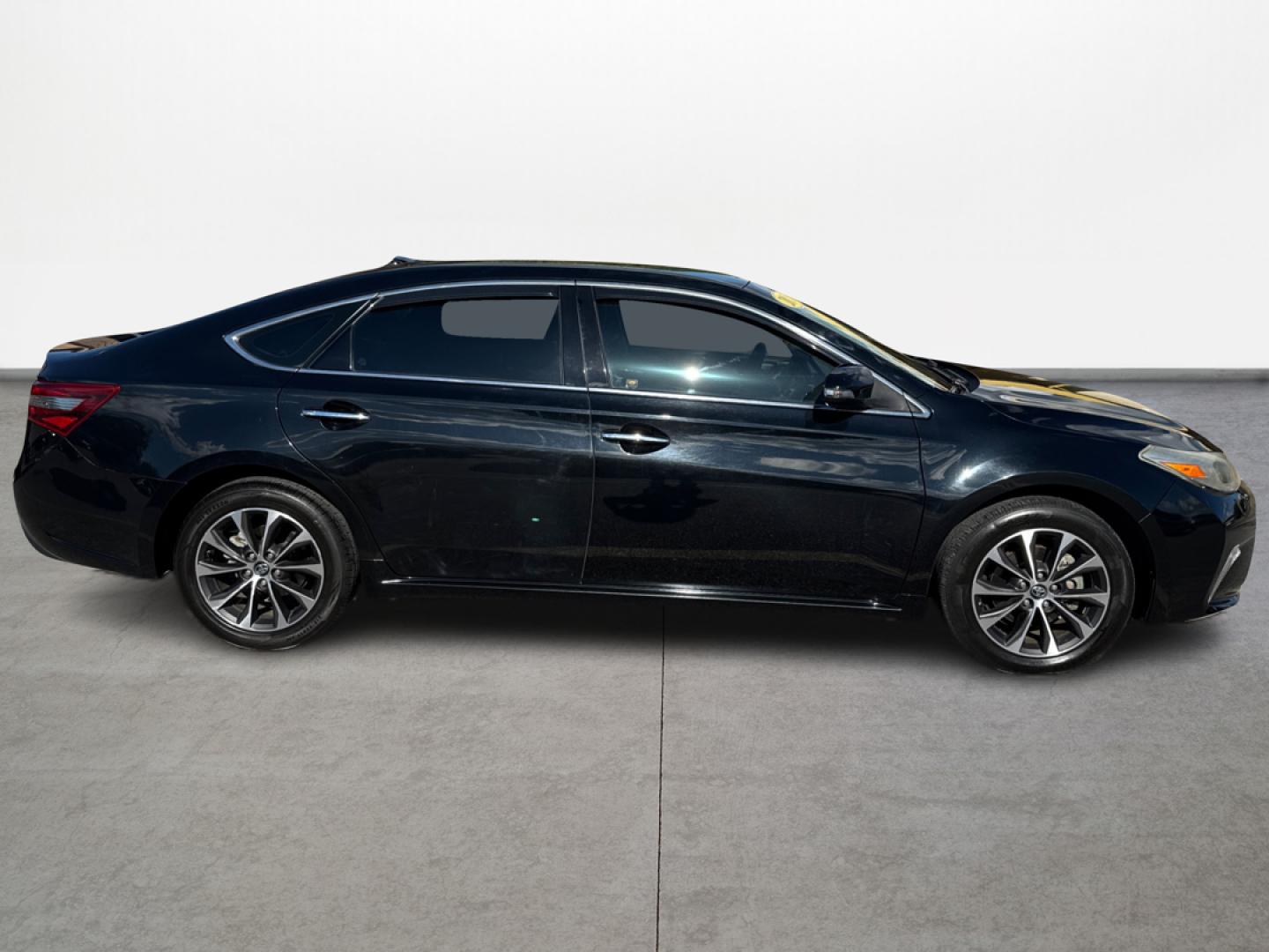 2018 Toyota Avalon XLE (4T1BK1EB2JU) with an 3.5L V6 DOHC 24V engine, 6A transmission, located at 16710 Clay Rd., Houston, TX, 77084, (281) 859-7900, 0.000000, 0.000000 - Photo#3