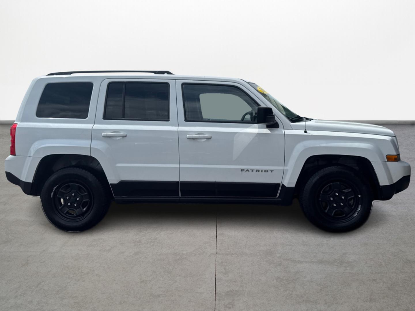 2015 Jeep Patriot Sport 2WD (1C4NJPBB9FD) with an 2.4L L4 DOHC 16V engine, located at 16710 Clay Rd., Houston, TX, 77084, (281) 859-7900, 0.000000, 0.000000 - Photo#2