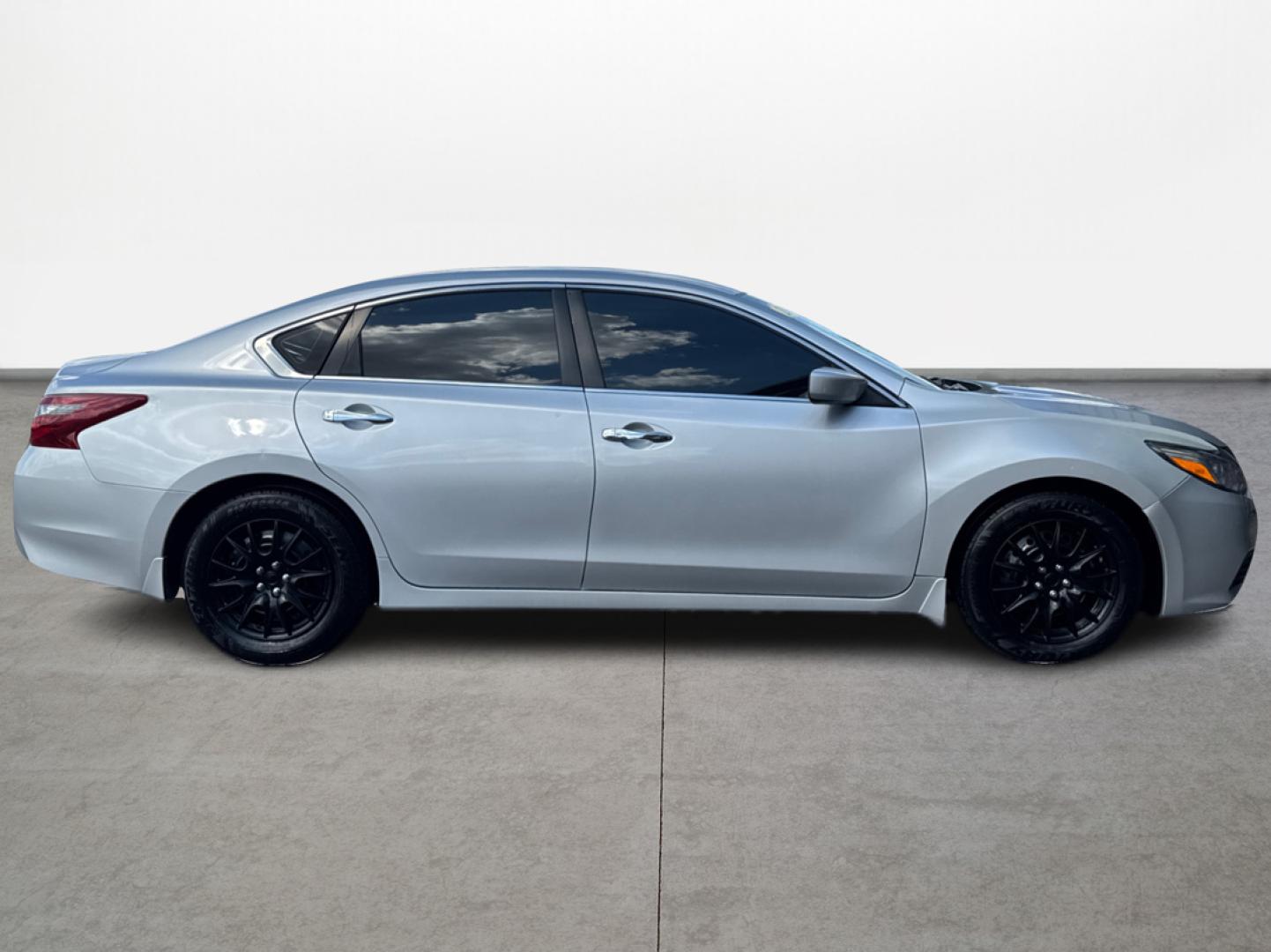 2018 Nissan Altima 2.5 (1N4AL3AP6JC) with an 2.5L L4 DOHC 16V engine, CVT transmission, located at 16710 Clay Rd., Houston, TX, 77084, (281) 859-7900, 0.000000, 0.000000 - Photo#3