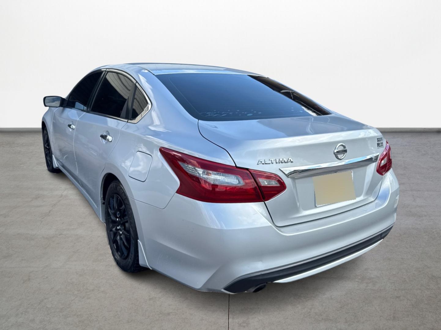 2018 Nissan Altima 2.5 (1N4AL3AP6JC) with an 2.5L L4 DOHC 16V engine, CVT transmission, located at 16710 Clay Rd., Houston, TX, 77084, (281) 859-7900, 0.000000, 0.000000 - Photo#6