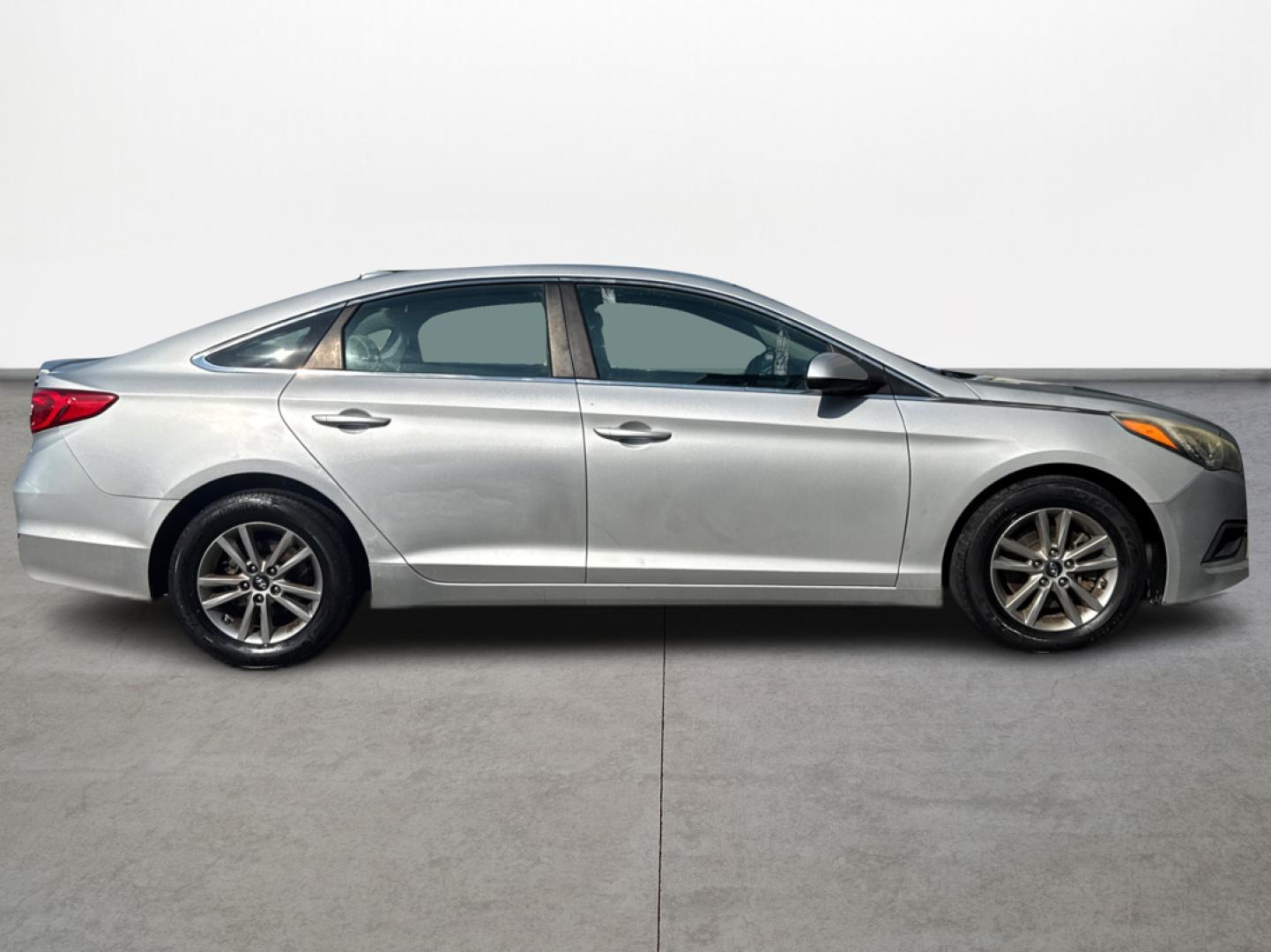 2017 Hyundai Sonata SE (5NPE24AF7HH) with an 2.4L L4 DOHC 16V engine, 7A transmission, located at 16710 Clay Rd., Houston, TX, 77084, (281) 859-7900, 0.000000, 0.000000 - Photo#3