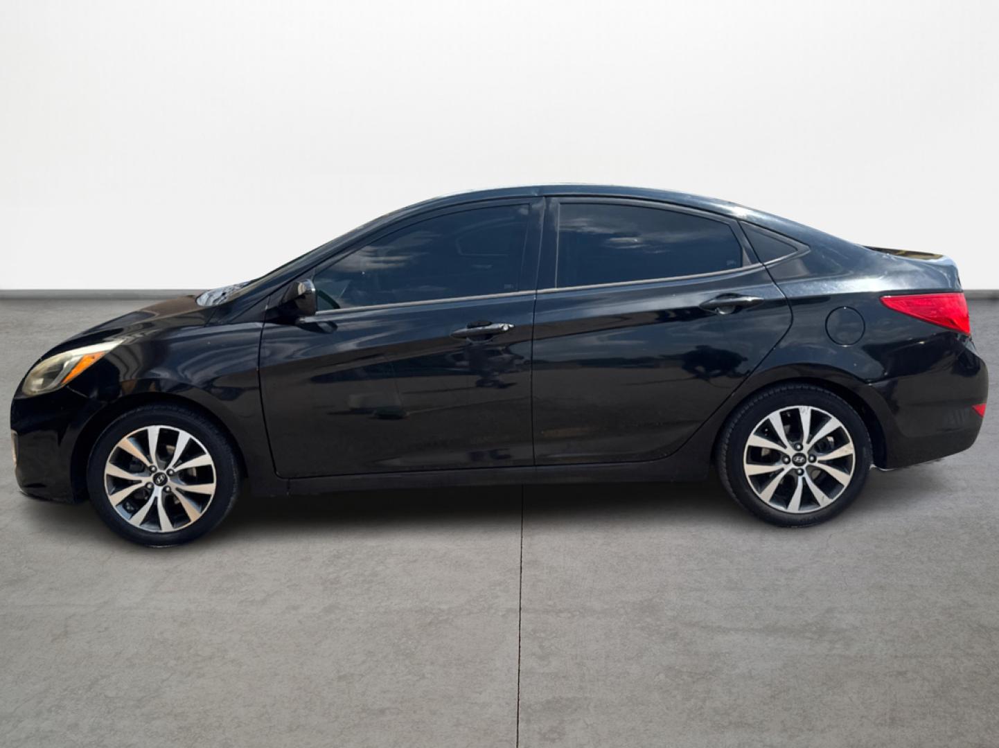 2017 Hyundai Accent SE 4-Door 6M (KMHCT4AE2HU) with an 1.6L L4 DOHC 16V engine, 6M transmission, located at 16710 Clay Rd., Houston, TX, 77084, (281) 859-7900, 0.000000, 0.000000 - Photo#6