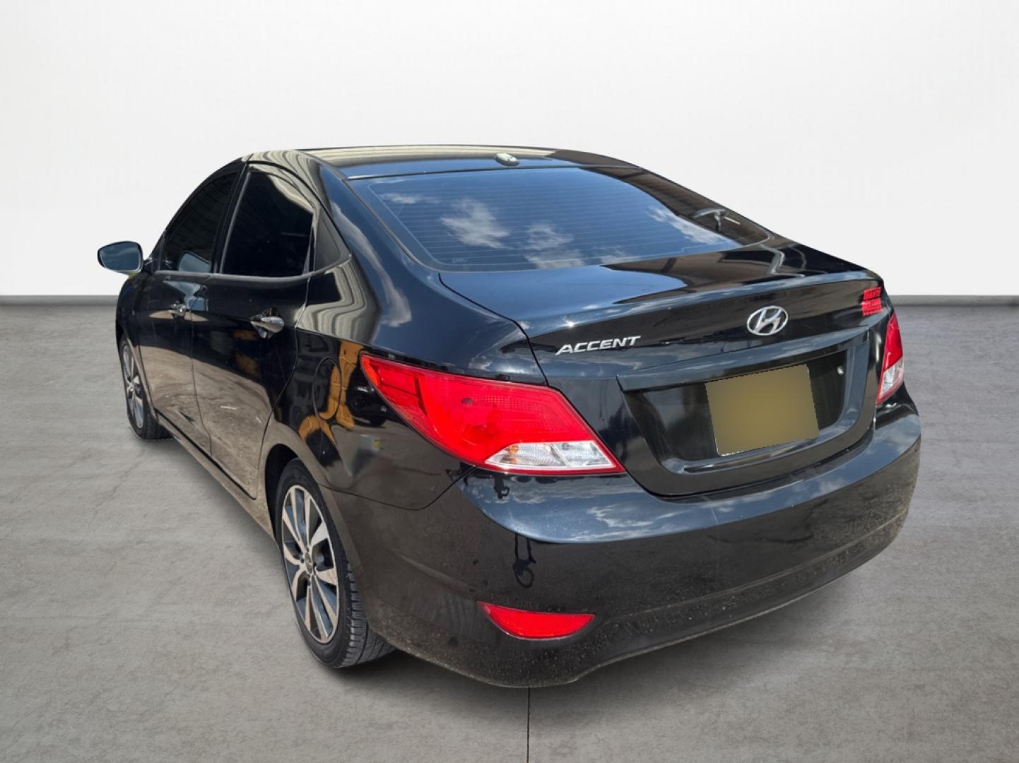 2017 Hyundai Accent SE 4-Door 6M (KMHCT4AE2HU) with an 1.6L L4 DOHC 16V engine, 6M transmission, located at 16710 Clay Rd., Houston, TX, 77084, (281) 859-7900, 0.000000, 0.000000 - Photo#5