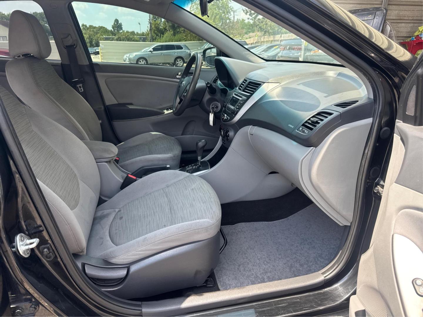 2017 Hyundai Accent SE 4-Door 6M (KMHCT4AE2HU) with an 1.6L L4 DOHC 16V engine, 6M transmission, located at 16710 Clay Rd., Houston, TX, 77084, (281) 859-7900, 0.000000, 0.000000 - Photo#9