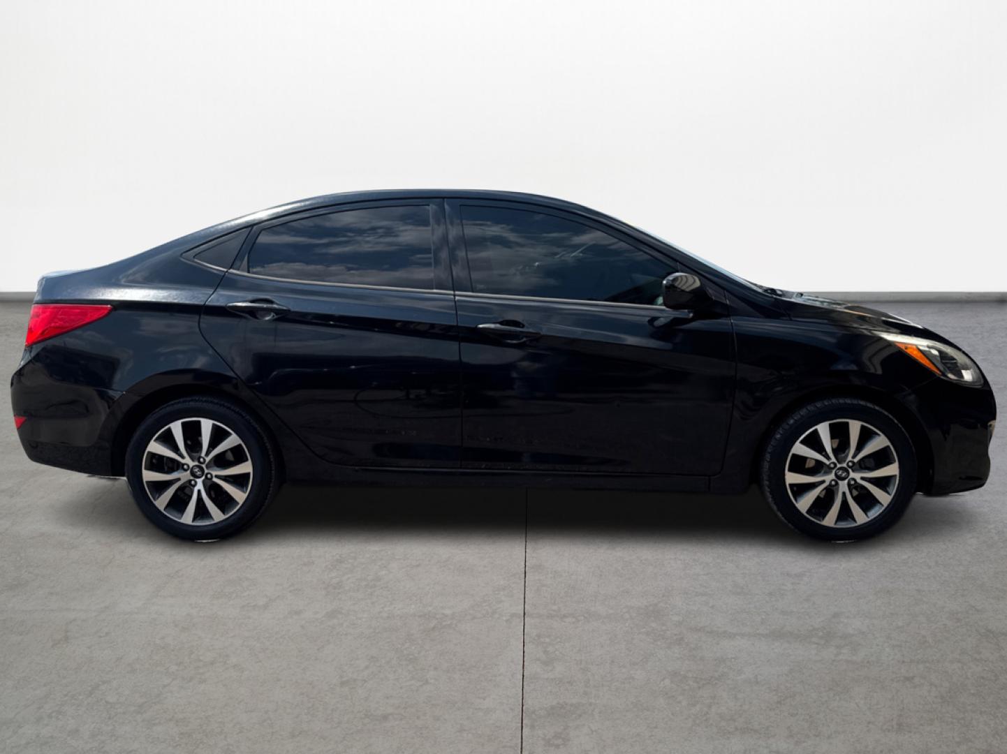 2017 Hyundai Accent SE 4-Door 6M (KMHCT4AE2HU) with an 1.6L L4 DOHC 16V engine, 6M transmission, located at 16710 Clay Rd., Houston, TX, 77084, (281) 859-7900, 0.000000, 0.000000 - Photo#4