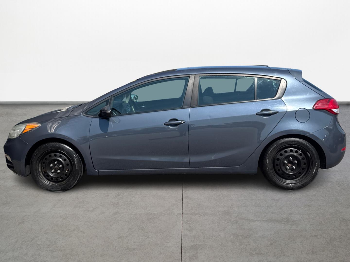 2016 Kia Forte 5-Door LX (KNAFK5A80G5) with an 2.0L L4 DOHC 16V engine, 6-Speed Automatic transmission, located at 16710 Clay Rd., Houston, TX, 77084, (281) 859-7900, 0.000000, 0.000000 - Photo#5