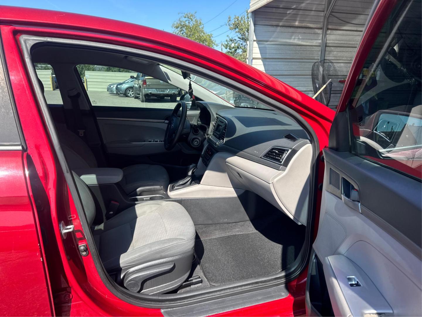 2017 Hyundai Elantra SE 6AT (KMHD74LF7HU) with an 1.8L L4 DOHC 16V engine, 6A transmission, located at 16710 Clay Rd., Houston, TX, 77084, (281) 859-7900, 0.000000, 0.000000 - Photo#8