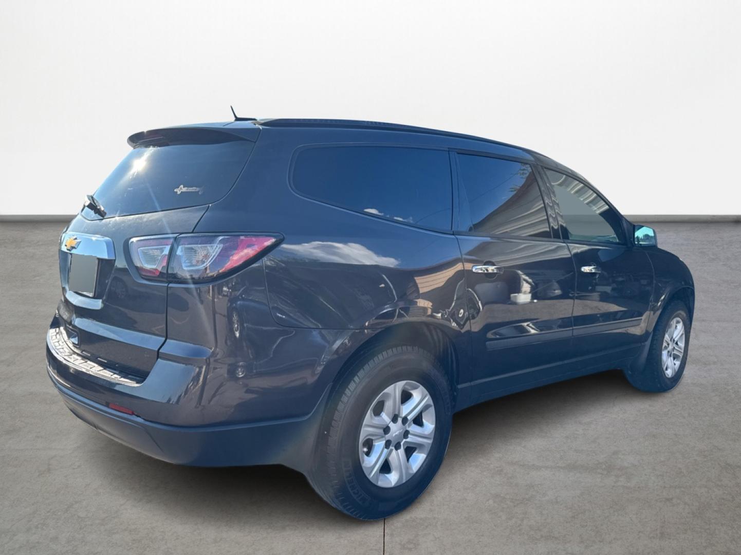 2017 Chevrolet Traverse LS FWD w/PDC (1GNKRFED7HJ) with an 3.6L V6 DOHC 24V engine, 6A transmission, located at 16710 Clay Rd., Houston, TX, 77084, (281) 859-7900, 0.000000, 0.000000 - Photo#4