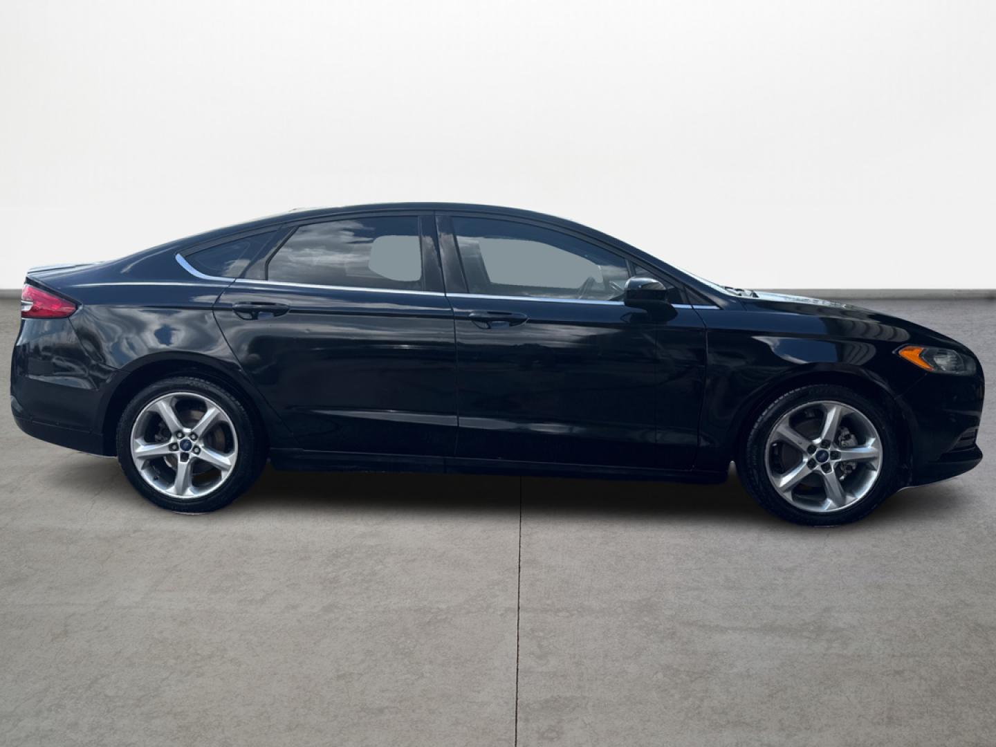 2018 Ford Fusion SE (3FA6P0HD6JR) with an 1.5L L4 DOHC 16V engine, 6A transmission, located at 16710 Clay Rd., Houston, TX, 77084, (281) 859-7900, 0.000000, 0.000000 - Photo#3