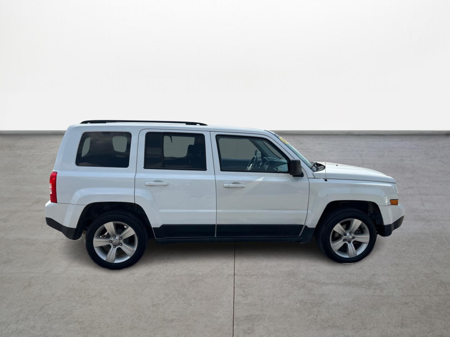 2016 Jeep Patriot Latitude 2WD (1C4NJPFBXGD) with an 2.4L L4 DOHC 16V engine, located at 16710 Clay Rd., Houston, TX, 77084, (281) 859-7900, 0.000000, 0.000000 - Photo#3
