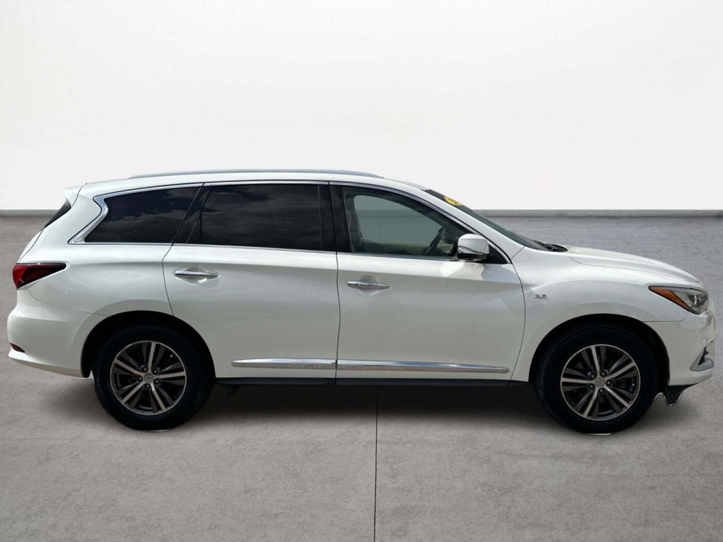 2016 Infiniti QX60 Base FWD (5N1AL0MN6GC) with an 3.5L V6 DOHC 24V engine, CVT transmission, located at 16710 Clay Rd., Houston, TX, 77084, (281) 859-7900, 0.000000, 0.000000 - Photo#3