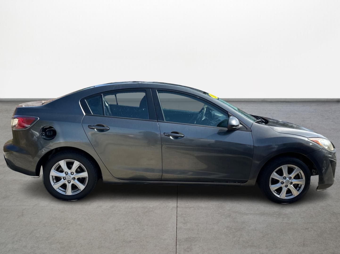 2011 Mazda MAZDA3 i Touring 4-Door (JM1BL1VF8B1) with an 2.0L L4 DOHC 16V engine, located at 16710 Clay Rd., Houston, TX, 77084, (281) 859-7900, 0.000000, 0.000000 - Photo#3