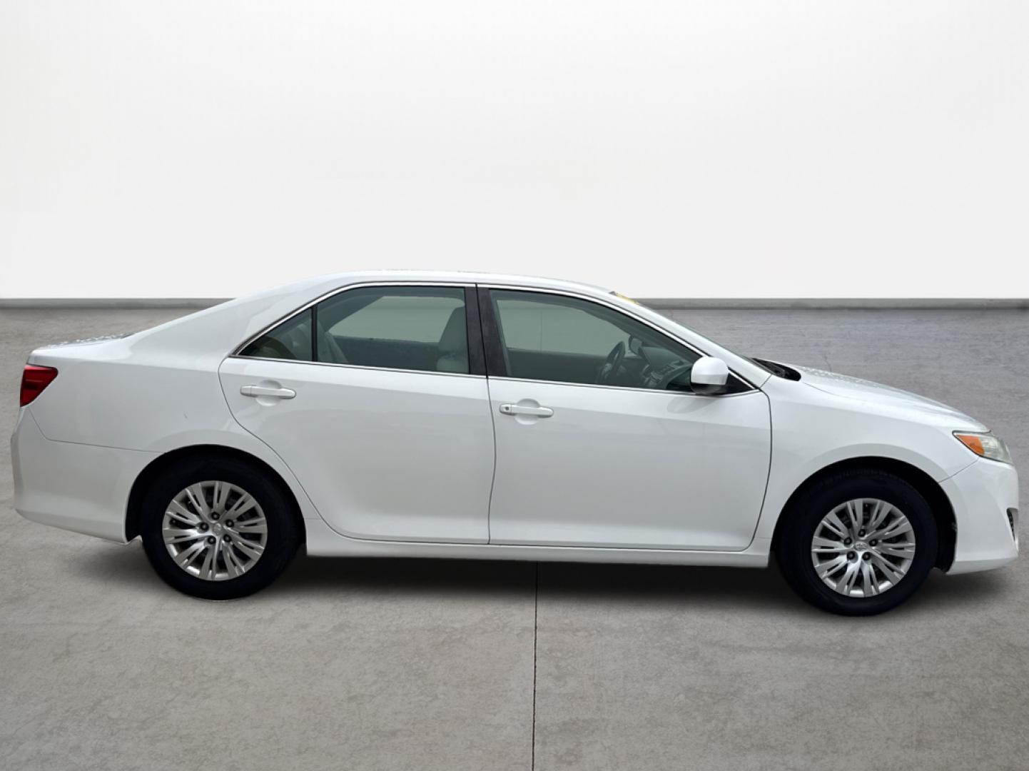 2014 Toyota Camry SE (4T1BF1FK8EU) with an 2.5L L4 DOHC 16V engine, 6-Speed Automatic transmission, located at 16710 Clay Rd., Houston, TX, 77084, (281) 859-7900, 0.000000, 0.000000 - Photo#1