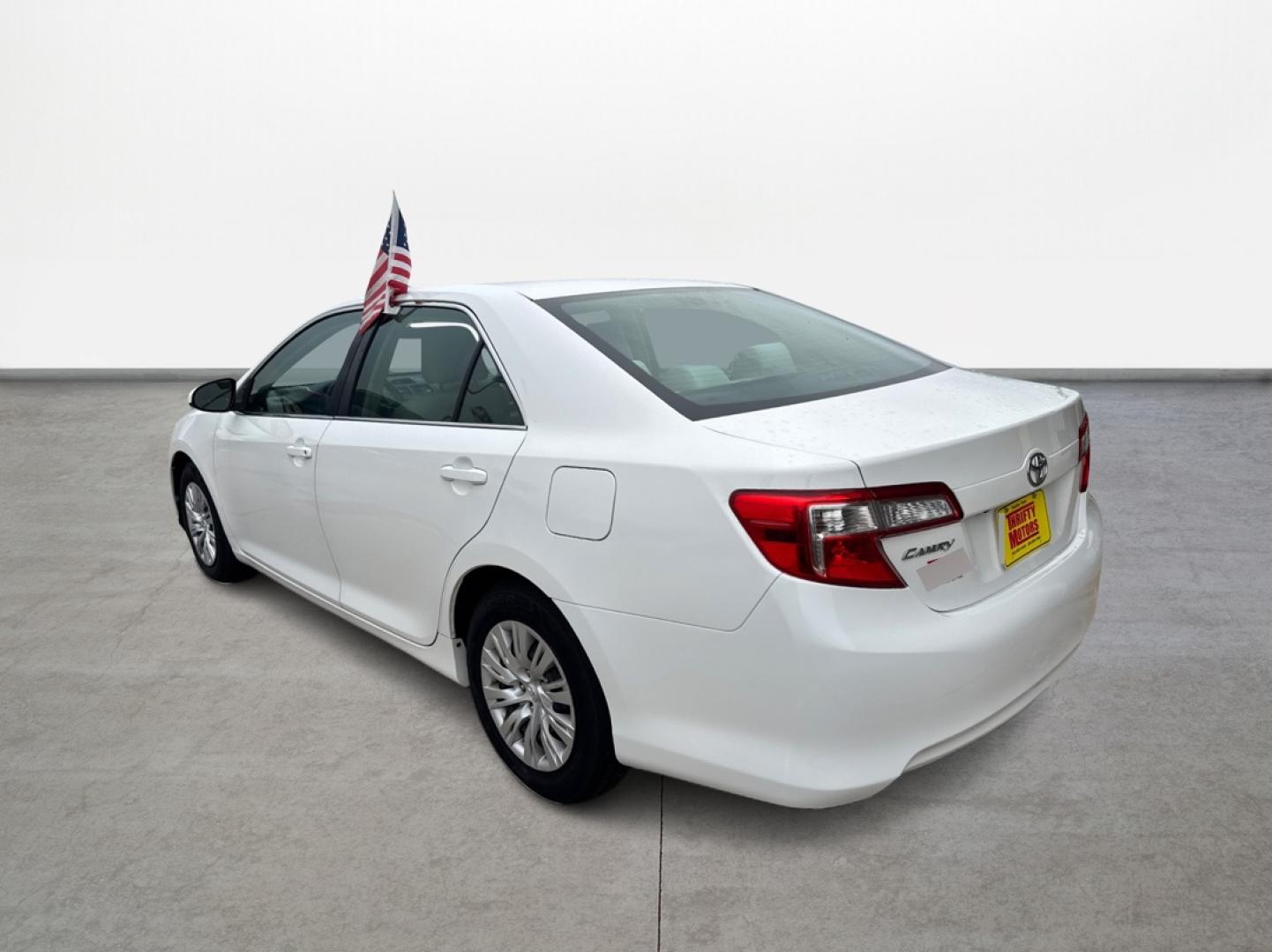 2014 Toyota Camry SE (4T1BF1FK8EU) with an 2.5L L4 DOHC 16V engine, 6-Speed Automatic transmission, located at 16710 Clay Rd., Houston, TX, 77084, (281) 859-7900, 0.000000, 0.000000 - Photo#4