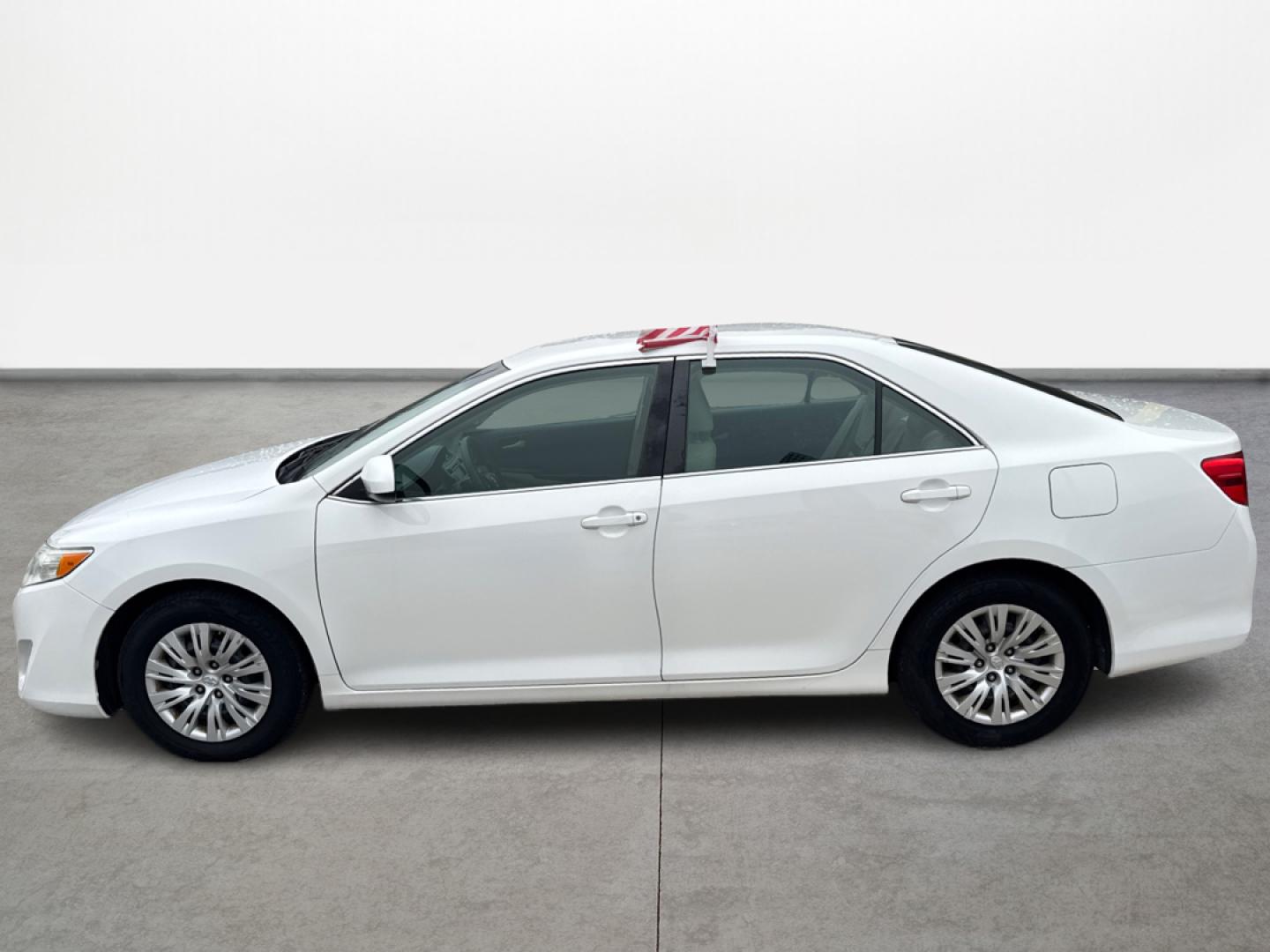 2014 Toyota Camry SE (4T1BF1FK8EU) with an 2.5L L4 DOHC 16V engine, 6-Speed Automatic transmission, located at 16710 Clay Rd., Houston, TX, 77084, (281) 859-7900, 0.000000, 0.000000 - Photo#5