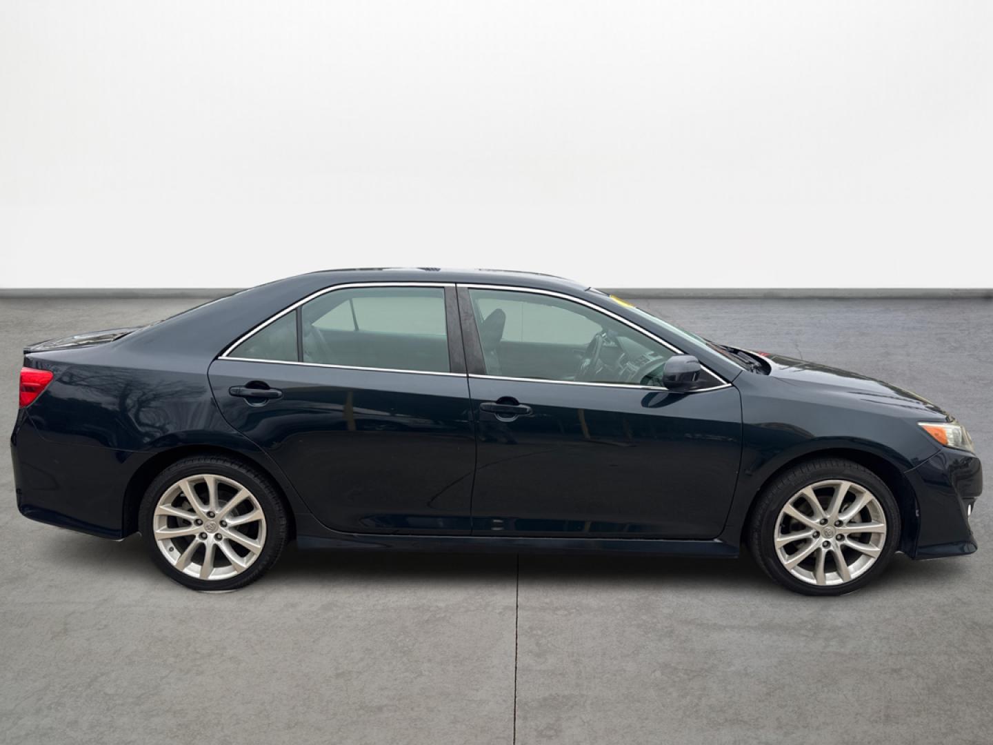 2014 Toyota Camry SE (4T1BF1FKXEU) with an 2.5L L4 DOHC 16V engine, 6-Speed Automatic transmission, located at 16710 Clay Rd., Houston, TX, 77084, (281) 859-7900, 0.000000, 0.000000 - Photo#2