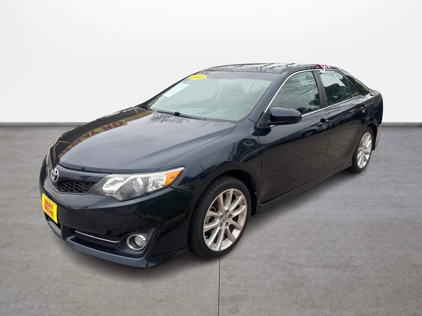 2014 Toyota Camry SE (4T1BF1FKXEU) with an 2.5L L4 DOHC 16V engine, 6-Speed Automatic transmission, located at 16710 Clay Rd., Houston, TX, 77084, (281) 859-7900, 0.000000, 0.000000 - Photo#7