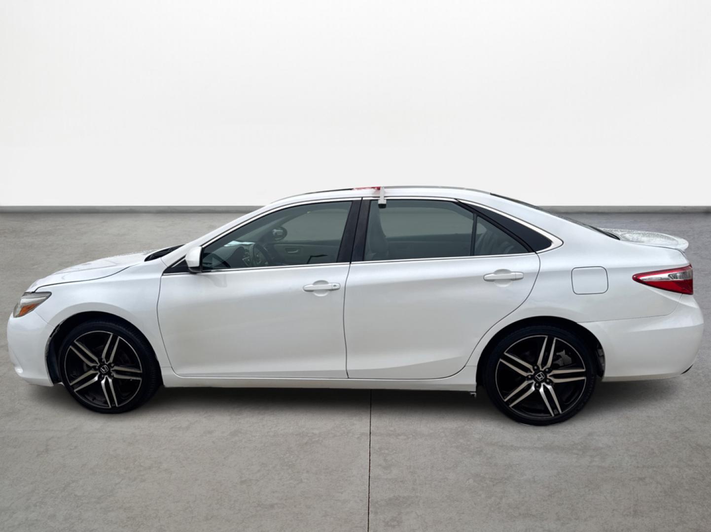 2016 Toyota Camry SE (4T1BF1FK7GU) with an 2.5L L4 DOHC 16V engine, 6-Speed Automatic transmission, located at 16710 Clay Rd., Houston, TX, 77084, (281) 859-7900, 0.000000, 0.000000 - Photo#3