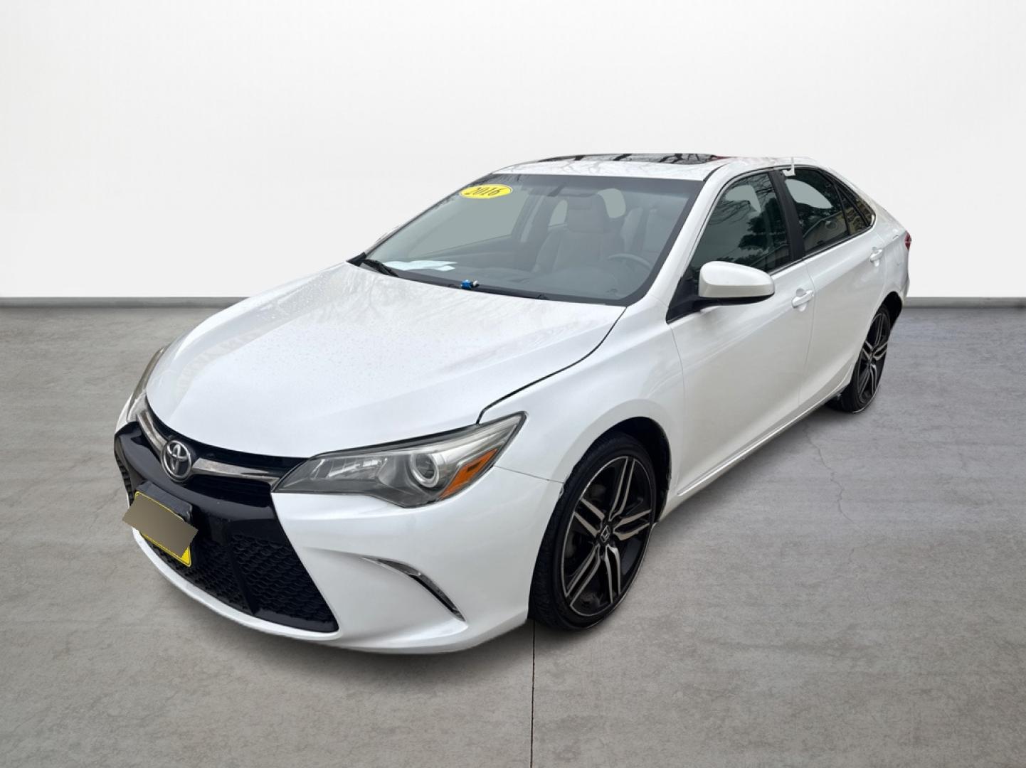 2016 Toyota Camry SE (4T1BF1FK7GU) with an 2.5L L4 DOHC 16V engine, 6-Speed Automatic transmission, located at 16710 Clay Rd., Houston, TX, 77084, (281) 859-7900, 0.000000, 0.000000 - Photo#4