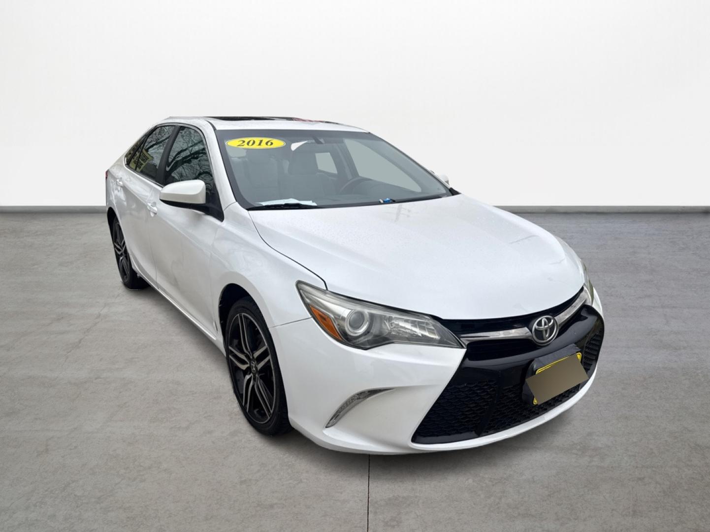 2016 Toyota Camry SE (4T1BF1FK7GU) with an 2.5L L4 DOHC 16V engine, 6-Speed Automatic transmission, located at 16710 Clay Rd., Houston, TX, 77084, (281) 859-7900, 0.000000, 0.000000 - Photo#6