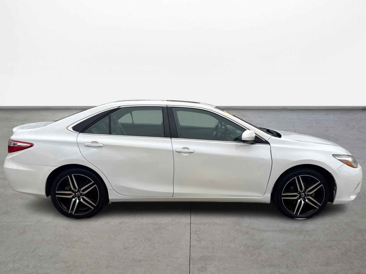 2016 Toyota Camry SE (4T1BF1FK7GU) with an 2.5L L4 DOHC 16V engine, 6-Speed Automatic transmission, located at 16710 Clay Rd., Houston, TX, 77084, (281) 859-7900, 0.000000, 0.000000 - Photo#7