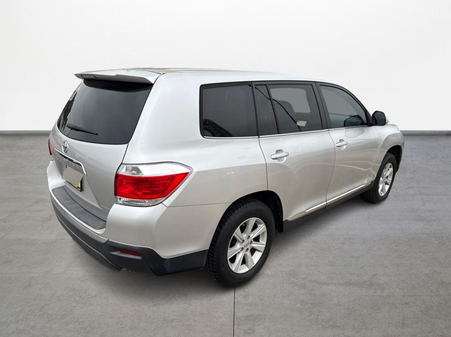 2013 Toyota Highlander Base 2WD I4 (5TDZA3EH4DS) with an 2.7L L4 DOHC 16V engine, 5-Speed Automatic transmission, located at 16710 Clay Rd., Houston, TX, 77084, (281) 859-7900, 0.000000, 0.000000 - Photo#4