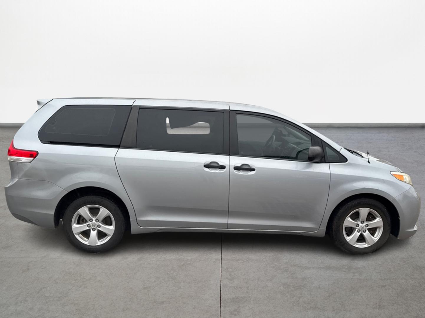 2014 Toyota Sienna FWD 7-Passenger V6 (5TDZK3DC9ES) with an 3.5L V6 EFI DOHC 24V engine, 5-Speed Automatic transmission, located at 16710 Clay Rd., Houston, TX, 77084, (281) 859-7900, 0.000000, 0.000000 - Photo#3