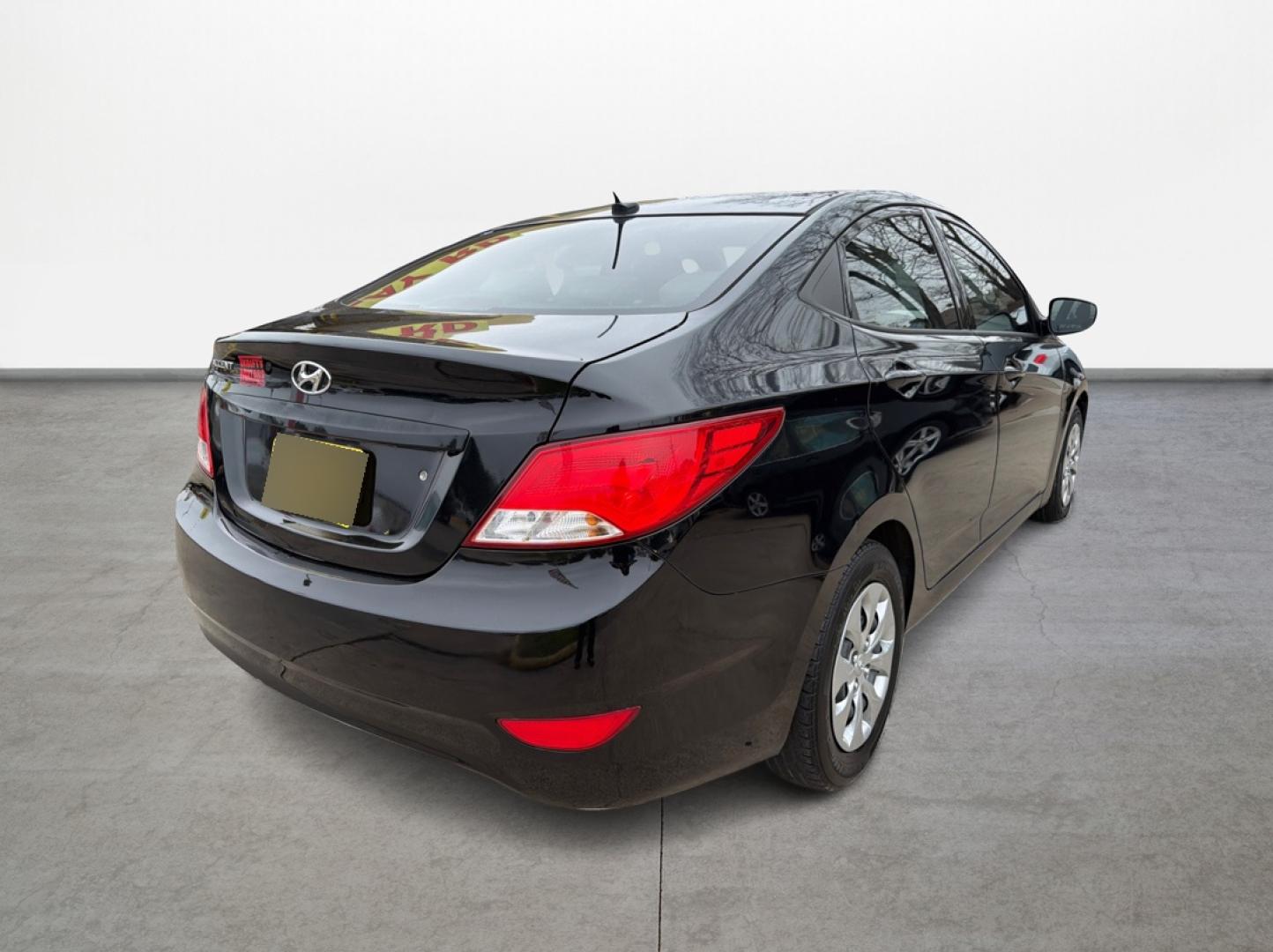 2017 Hyundai Accent SE 4-Door 6M (KMHCT4AE7HU) with an 1.6L L4 DOHC 16V engine, 6M transmission, located at 16710 Clay Rd., Houston, TX, 77084, (281) 859-7900, 0.000000, 0.000000 - Photo#4