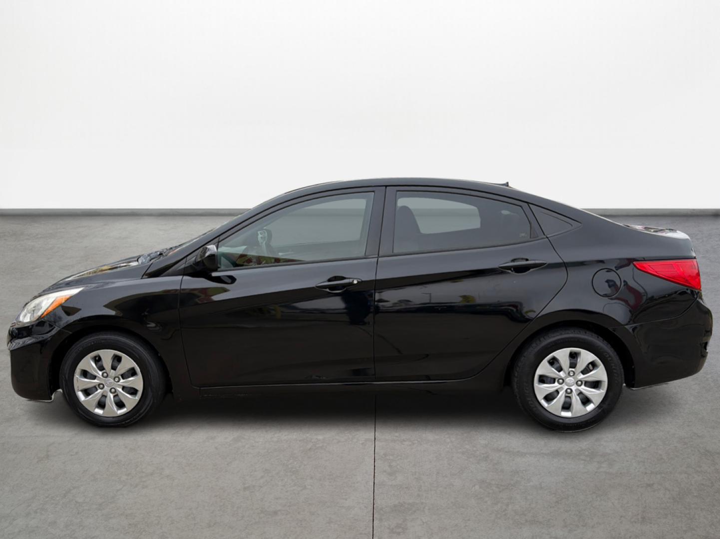 2017 Hyundai Accent SE 4-Door 6M (KMHCT4AE7HU) with an 1.6L L4 DOHC 16V engine, 6M transmission, located at 16710 Clay Rd., Houston, TX, 77084, (281) 859-7900, 0.000000, 0.000000 - Photo#7