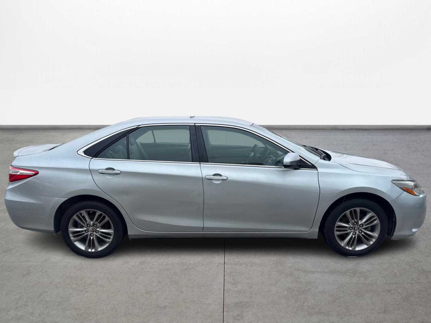 2015 Toyota Camry SE (4T1BF1FK8FU) with an 2.5L L4 DOHC 16V engine, 6-Speed Automatic transmission, located at 16710 Clay Rd., Houston, TX, 77084, (281) 859-7900, 0.000000, 0.000000 - Photo#3