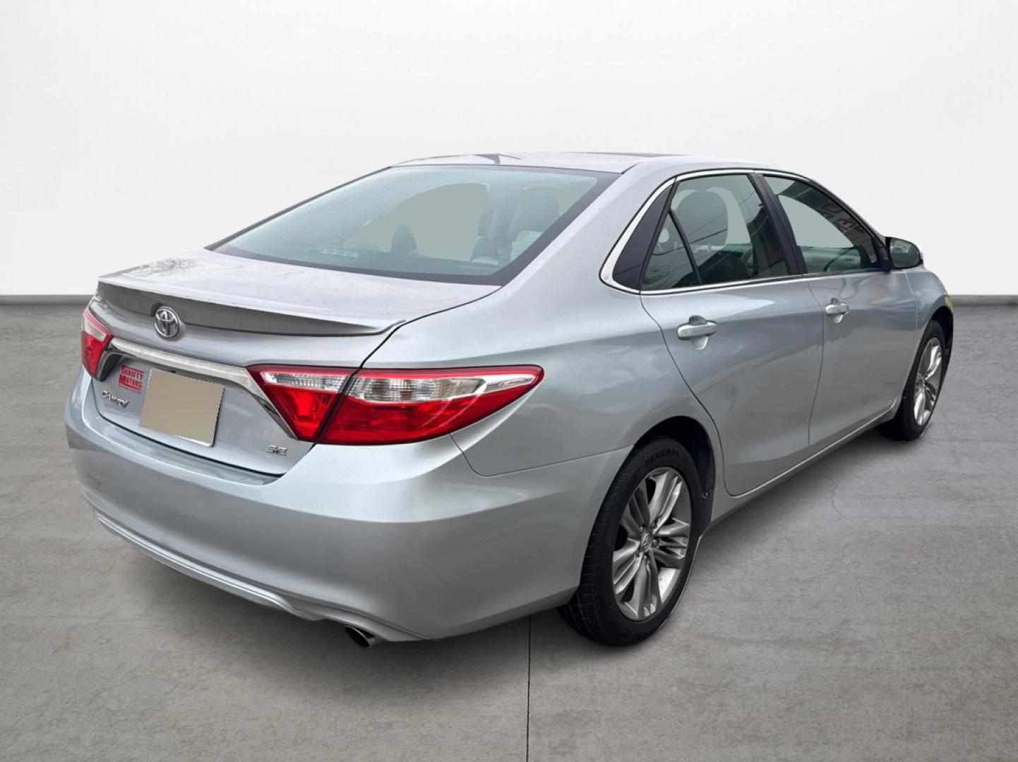 2015 Toyota Camry SE (4T1BF1FK8FU) with an 2.5L L4 DOHC 16V engine, 6-Speed Automatic transmission, located at 16710 Clay Rd., Houston, TX, 77084, (281) 859-7900, 0.000000, 0.000000 - Photo#4