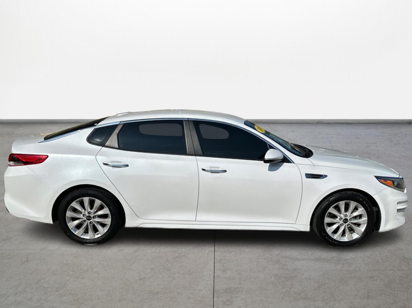 2018 Kia Optima LX (5XXGT4L34JG) with an 2.4L L4 DOHC 16V engine, 6A transmission, located at 16710 Clay Rd., Houston, TX, 77084, (281) 859-7900, 0.000000, 0.000000 - Photo#3